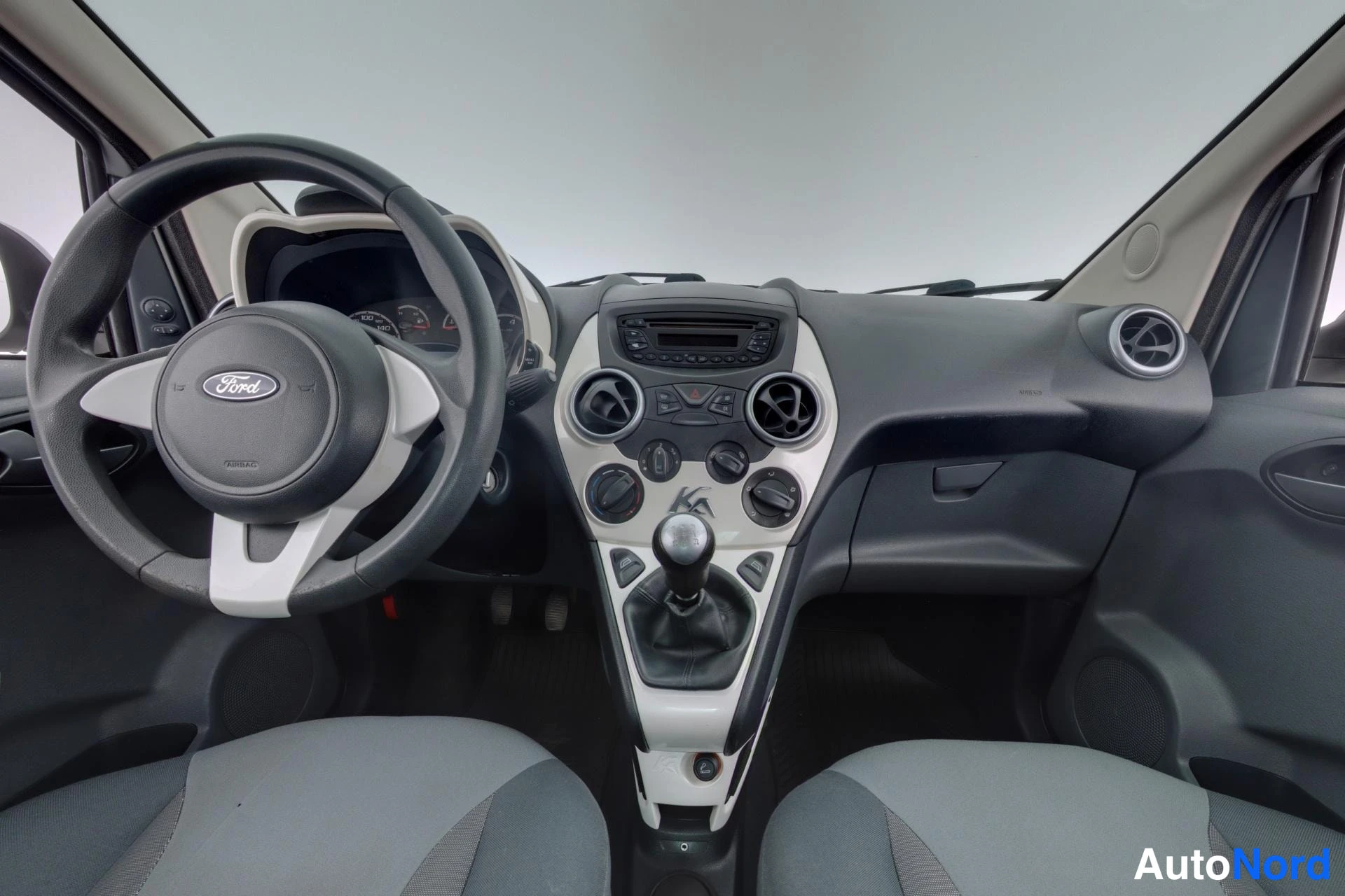Harmaa Ford Ka 2010, ohjaamo, kuva 8