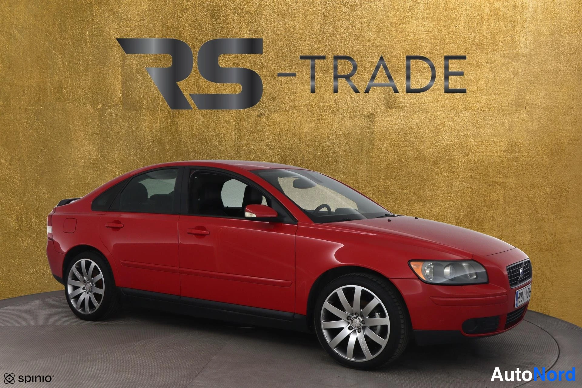 Punainen Volvo S40 2006, etuviisto, keula oikealle, kuva 3