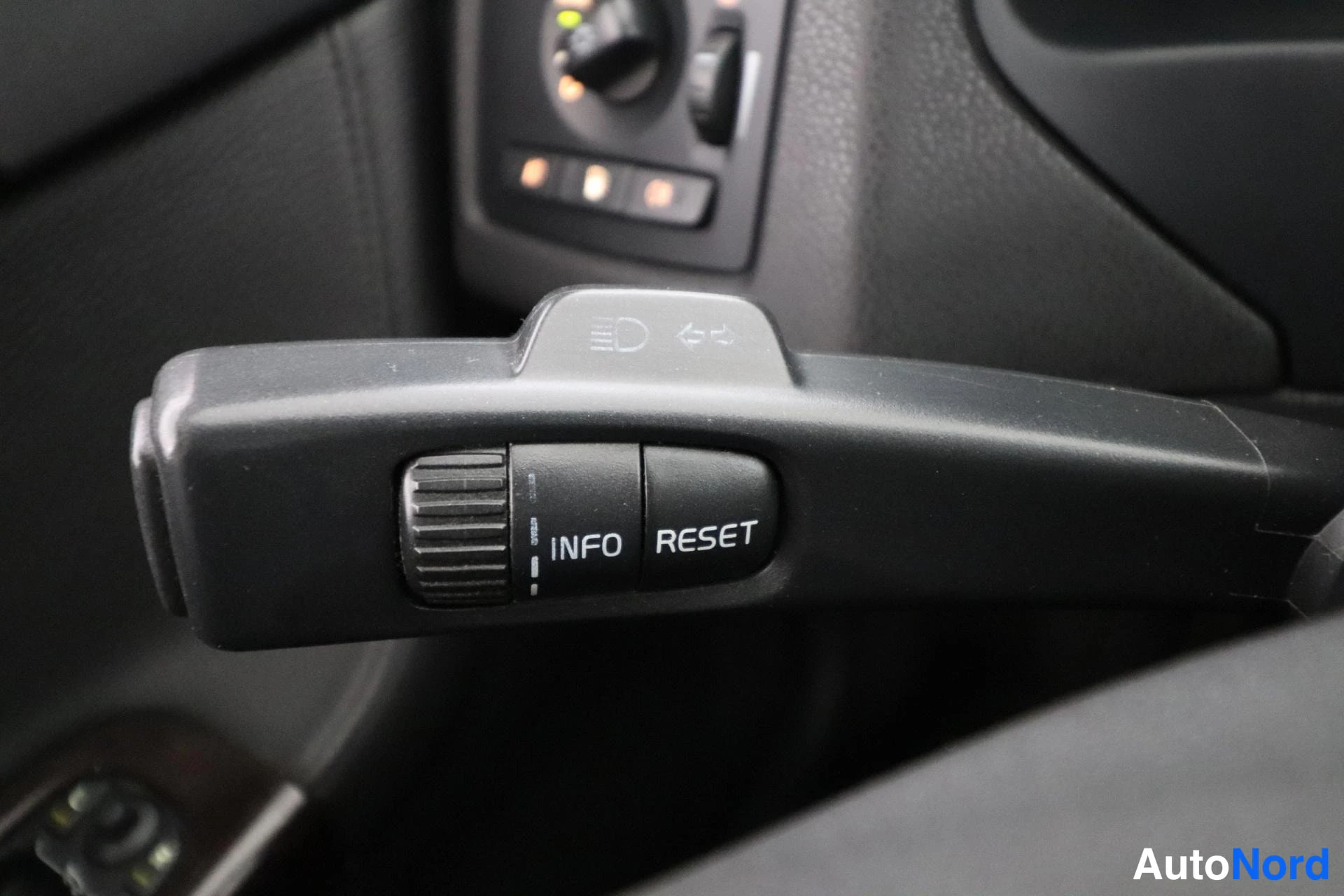 Punainen Volvo S40 2006, yksityiskohta, kuva 16