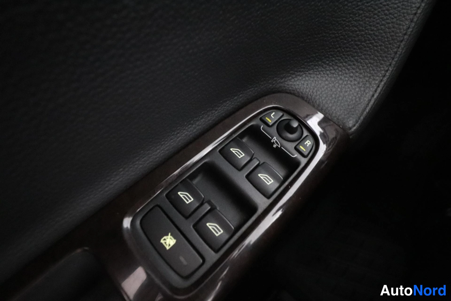 Punainen Volvo S40 2006, yksityiskohta, kuva 23