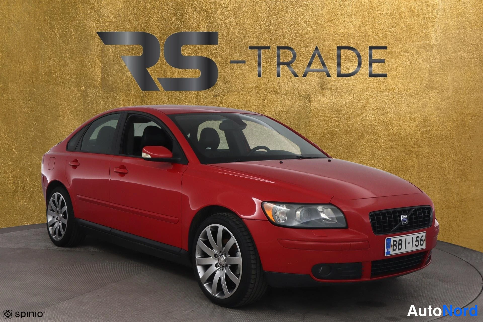 Punainen Volvo S40 2006, etuviisto, keula vasemmalle, kuva 2