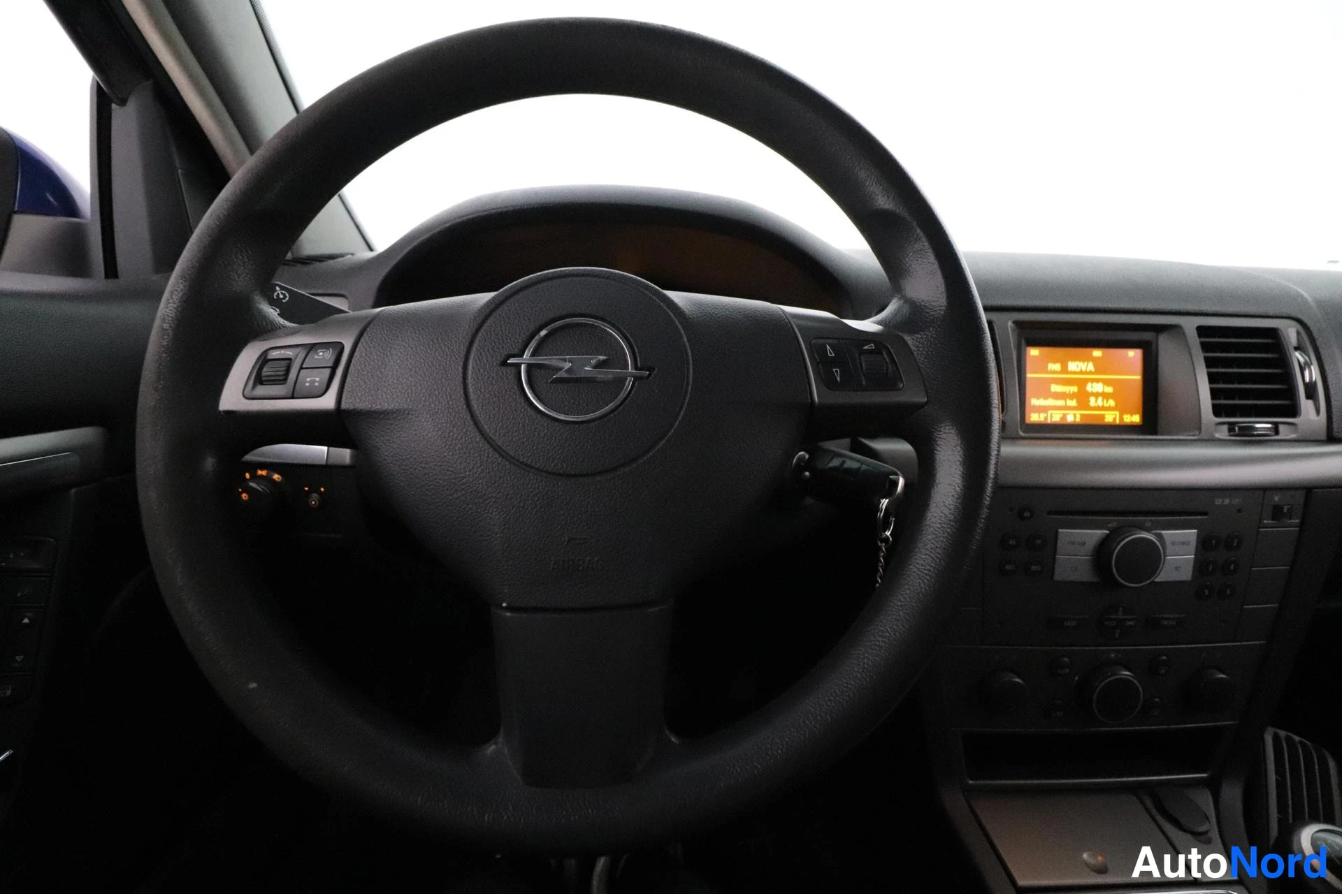 Sininen Opel Vectra 2006, ohjaamo, kuva 9