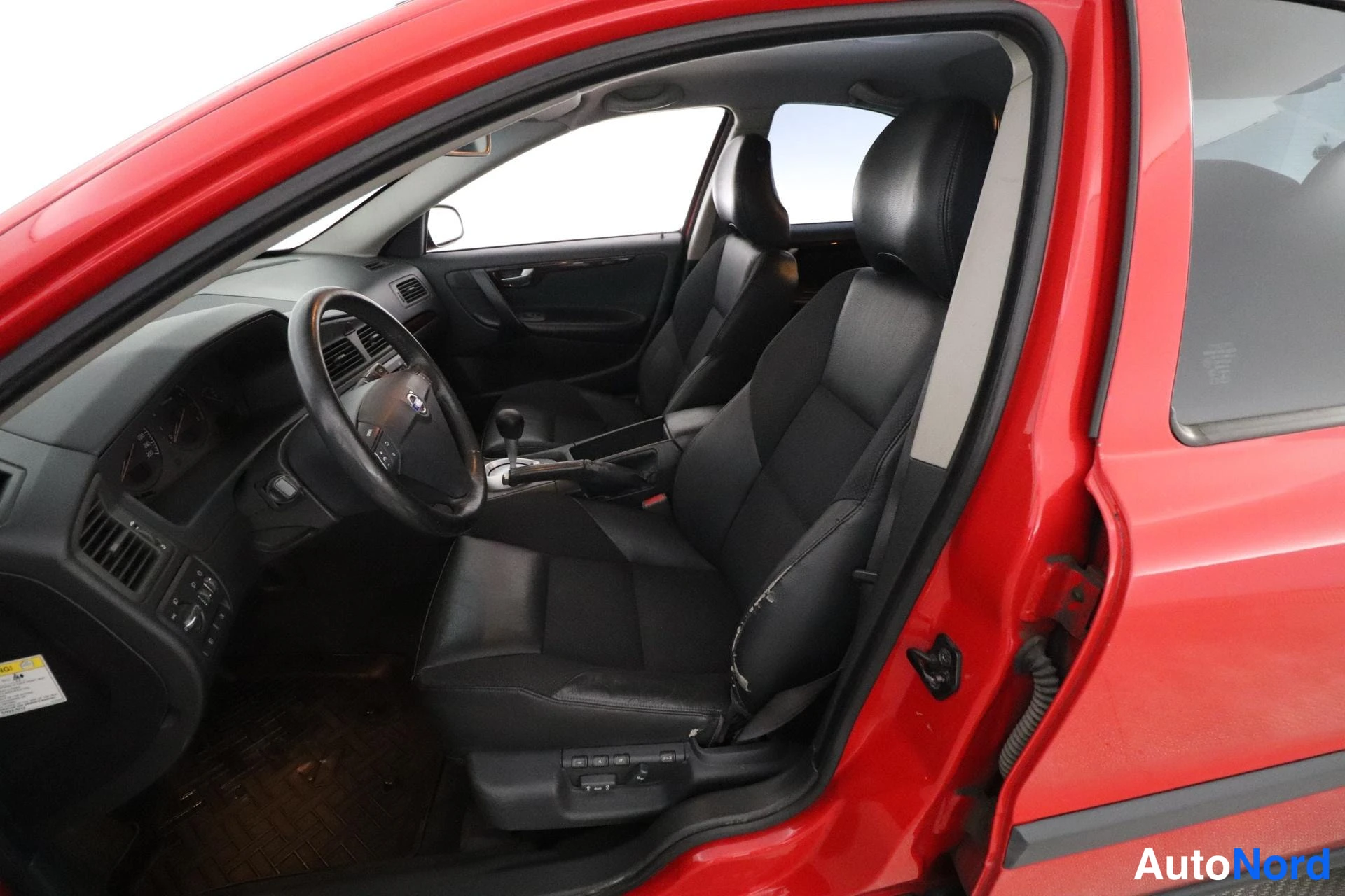 Punainen Volvo S60 2003, etuistuimet, kuva 10