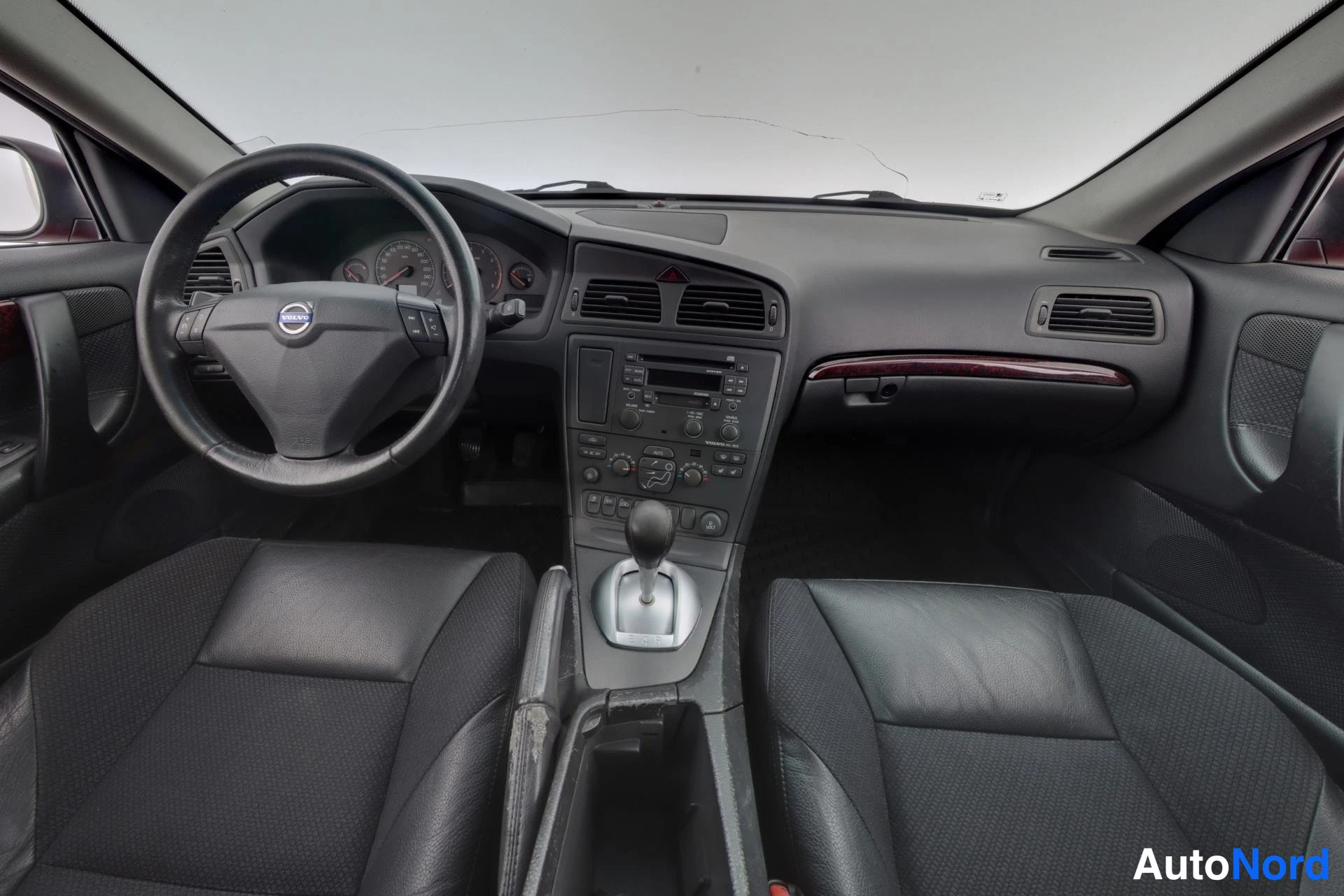 Punainen Volvo S60 2003, ohjaamo, kuva 7