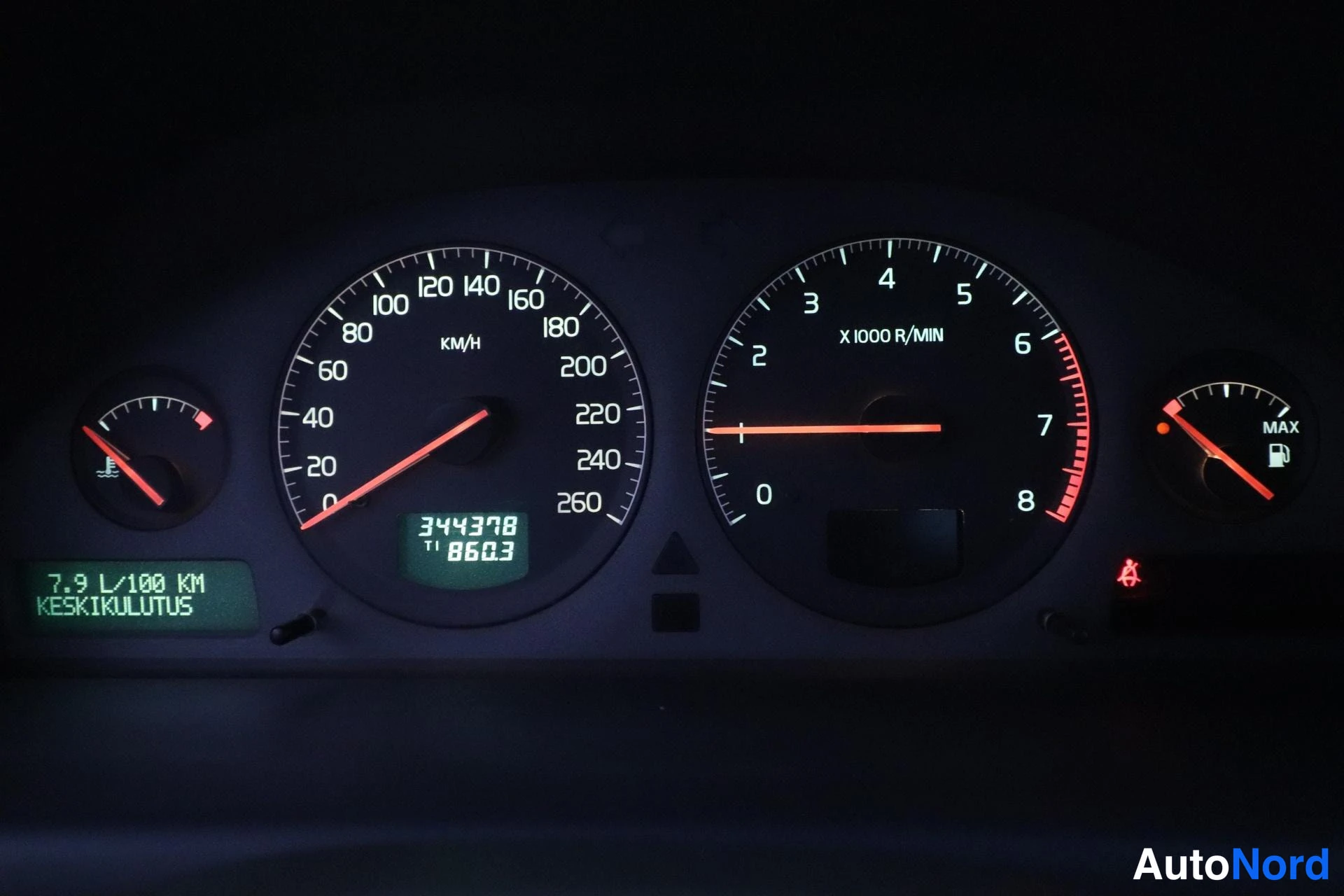 Punainen Volvo S60 2003, yksityiskohta, kuva 15