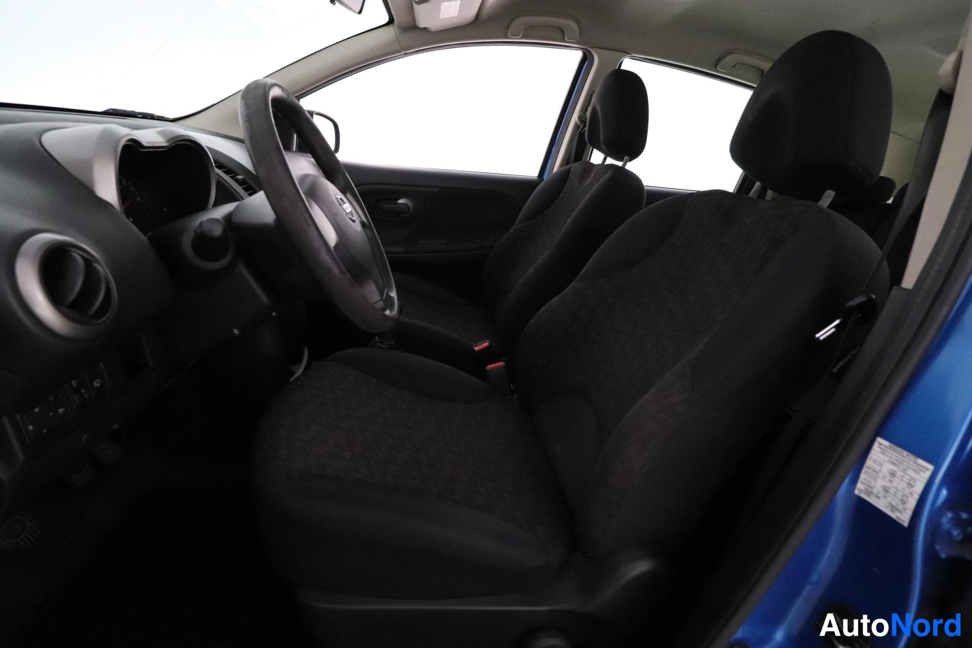 Sininen Nissan Note 2006, etuistuimet, kuva 9