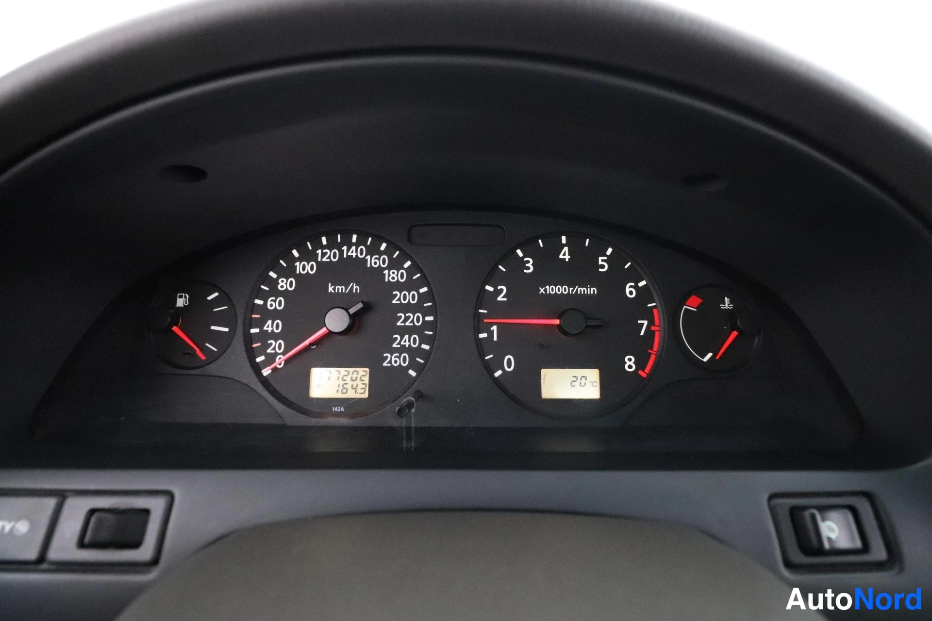 Punainen Nissan Maxima 2002, yksityiskohta, kuva 13