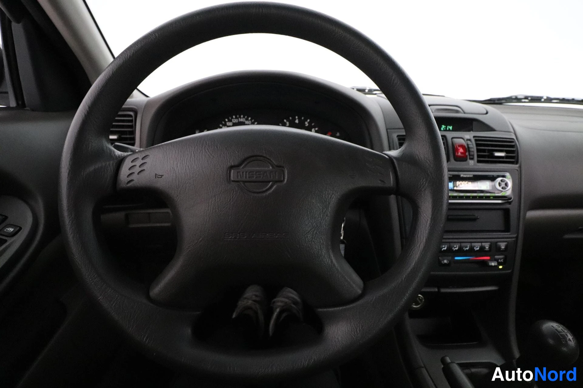 Punainen Nissan Maxima 2002, yksityiskohta, kuva 14