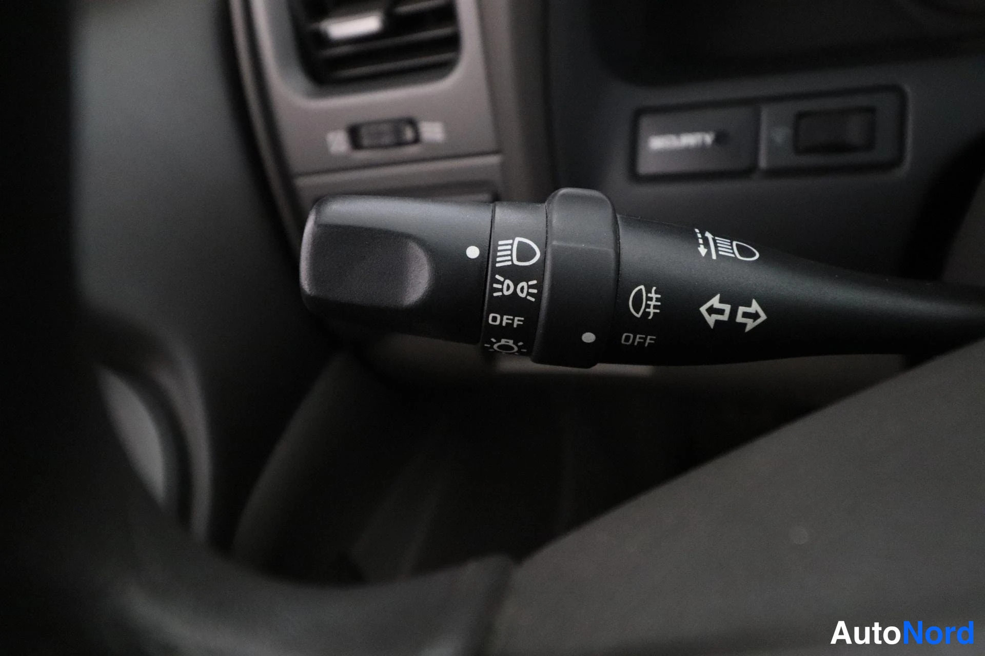 Punainen Nissan Maxima 2002, yksityiskohta, kuva 16