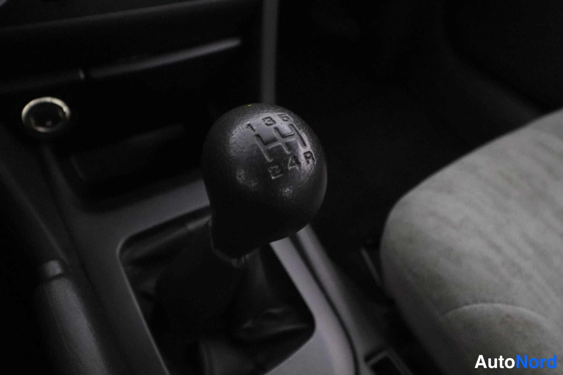 Punainen Nissan Maxima 2002, yksityiskohta, kuva 23
