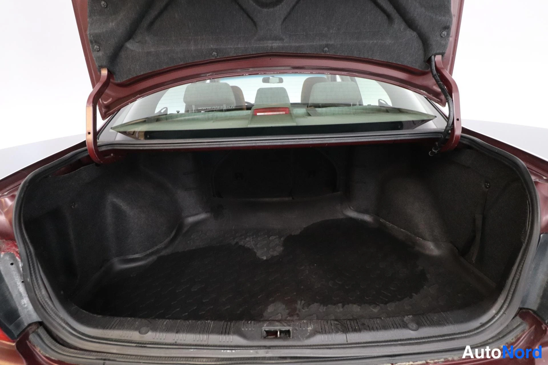 Punainen Nissan Maxima 2002, tavaratila, kuva 12