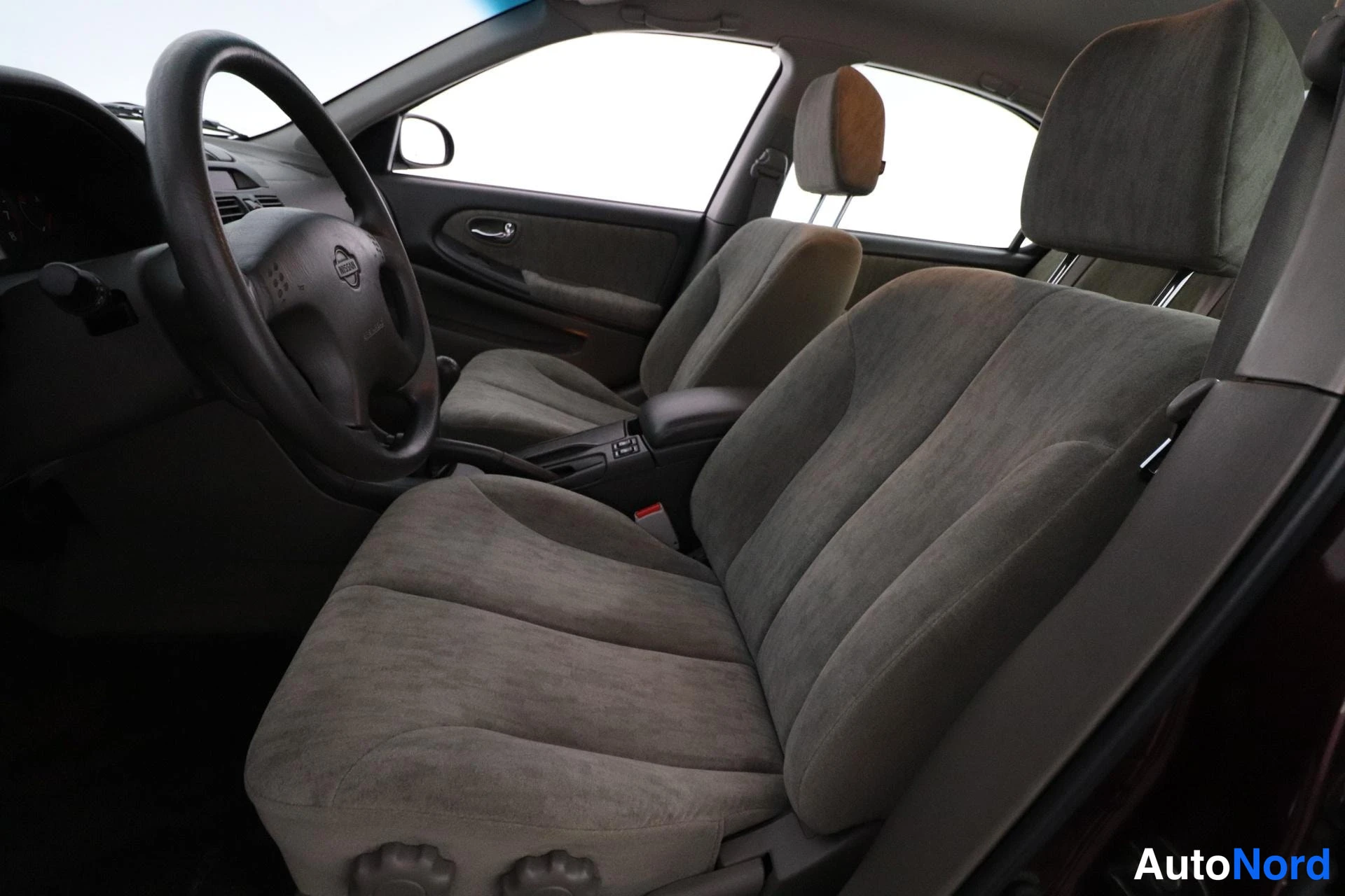Punainen Nissan Maxima 2002, etuistuimet, kuva 10