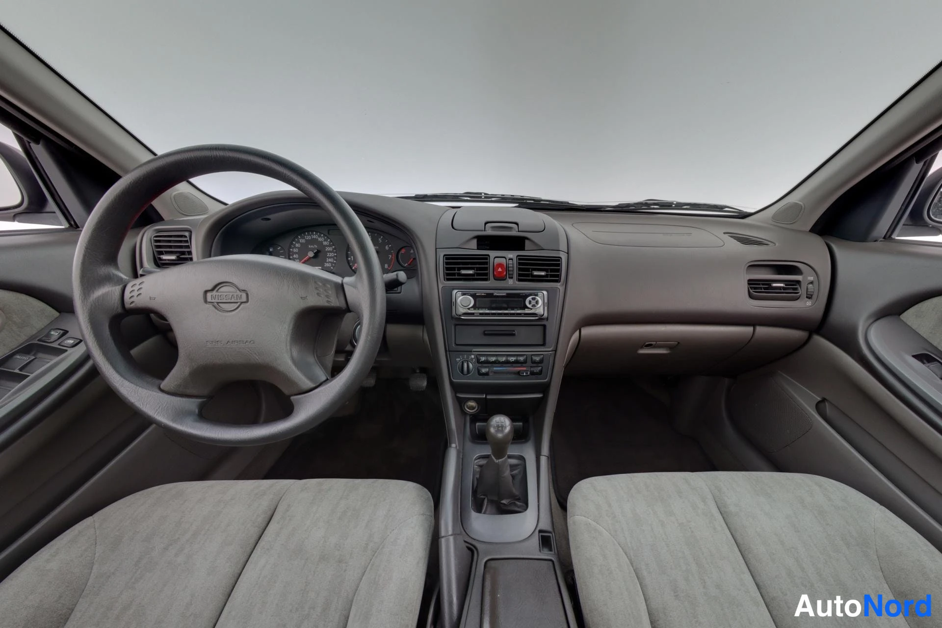 Punainen Nissan Maxima 2002, ohjaamo, kuva 8