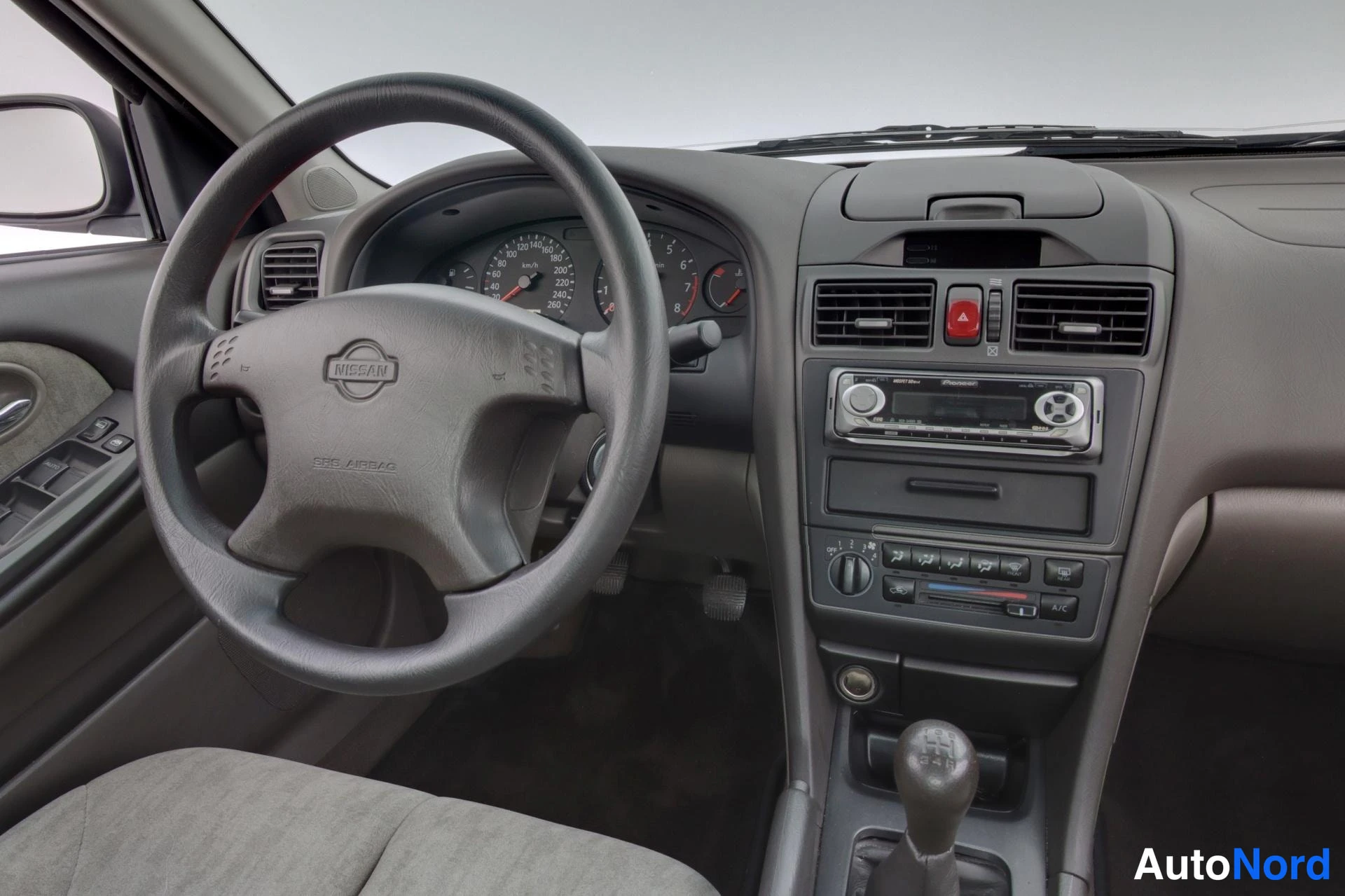 Punainen Nissan Maxima 2002, ohjaamo, kuva 9