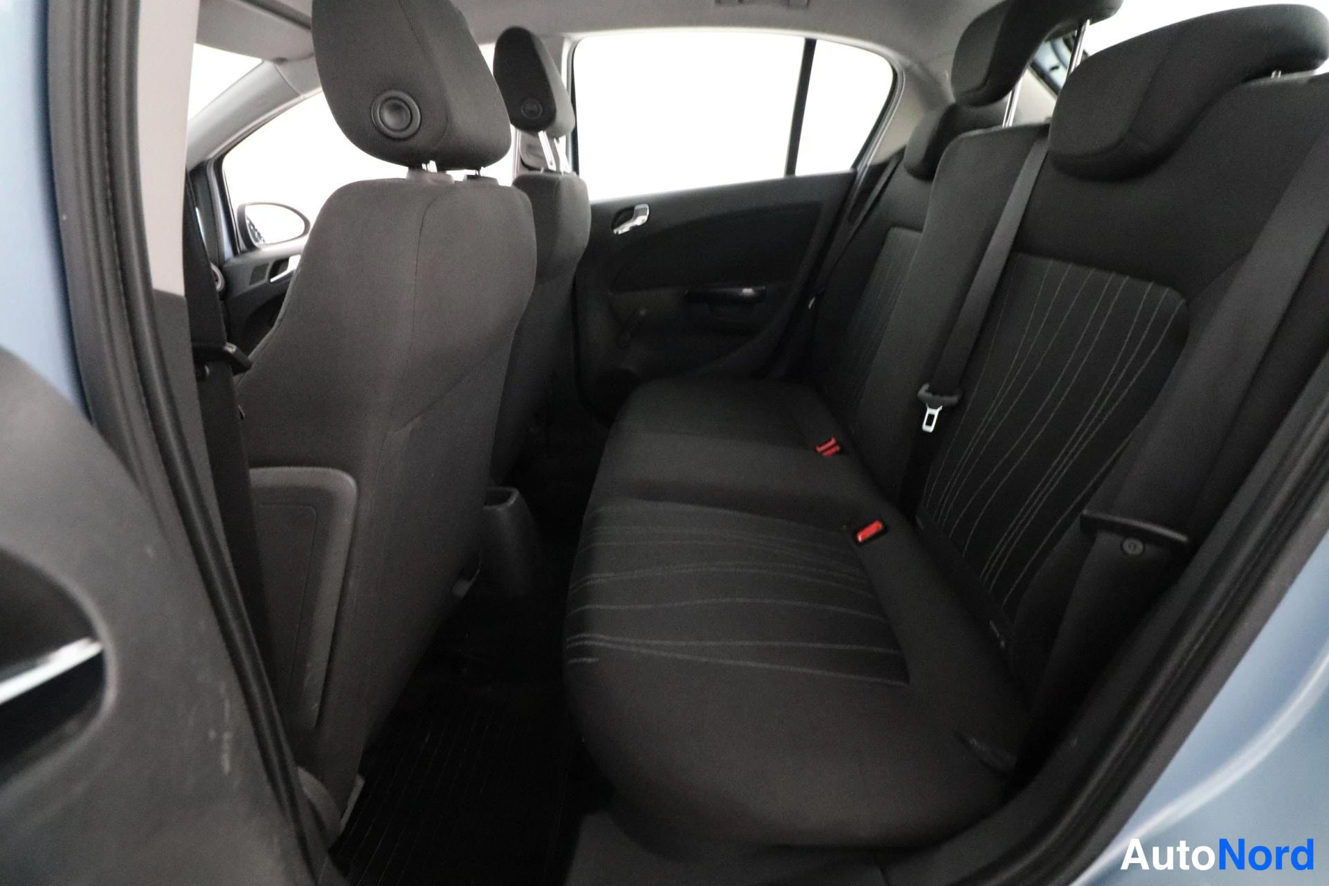 Sininen Opel Corsa 2007, takaistuimet, kuva 11