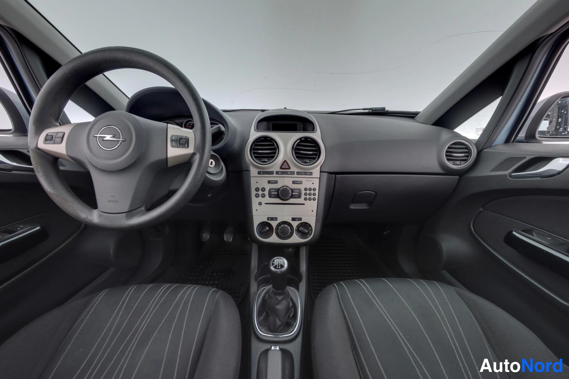 Sininen Opel Corsa 2007, ohjaamo, kuva 8