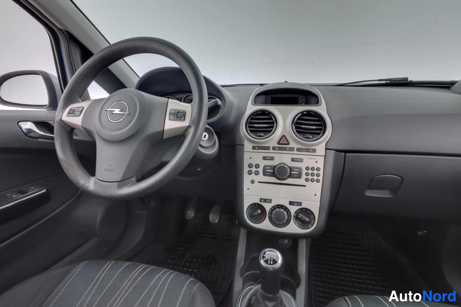 Sininen Opel Corsa 2007, ohjaamo, kuva 9