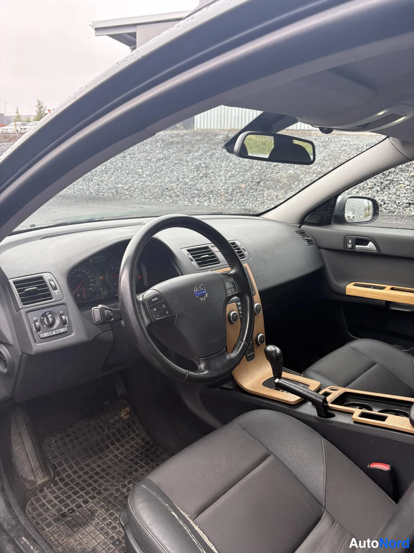 Harmaa Volvo V50 2008, ohjaamo, kuva 5