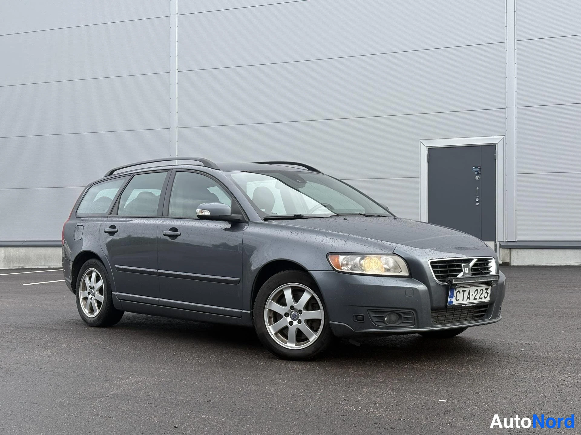 Harmaa Volvo V50 2008, etuviisto, keula oikealle, kuva 2