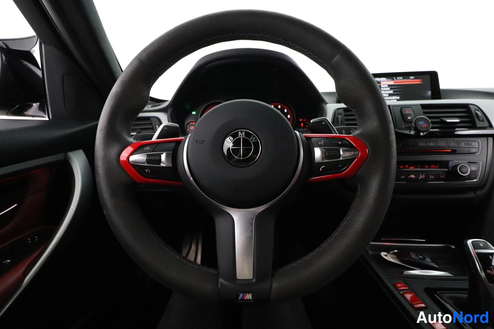 Musta BMW 335i 2013, ohjaamo, kuva 10