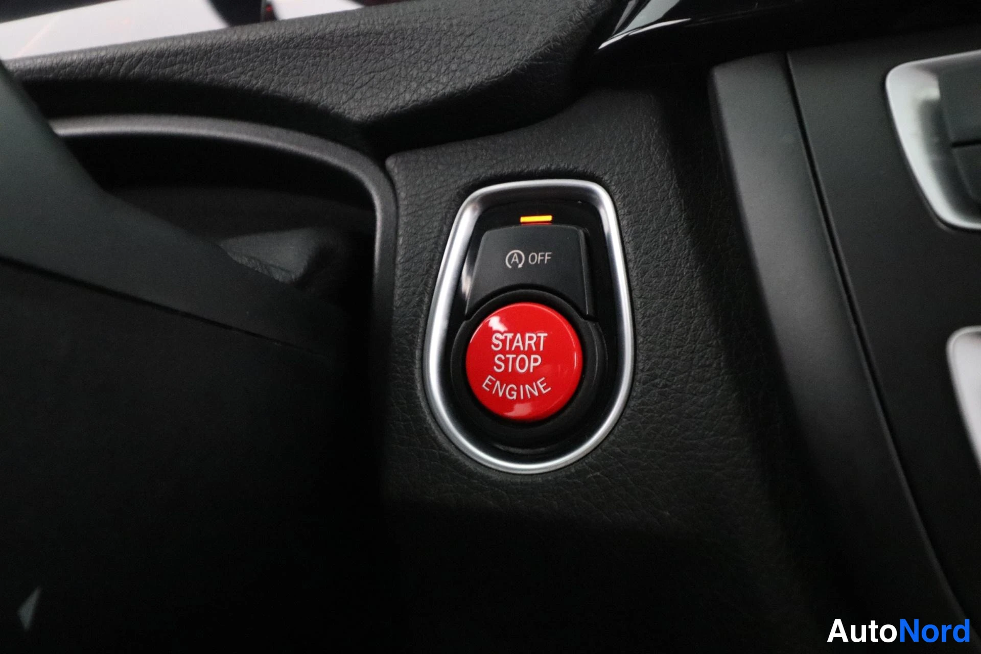 Musta BMW 335i 2013, yksityiskohta, kuva 30
