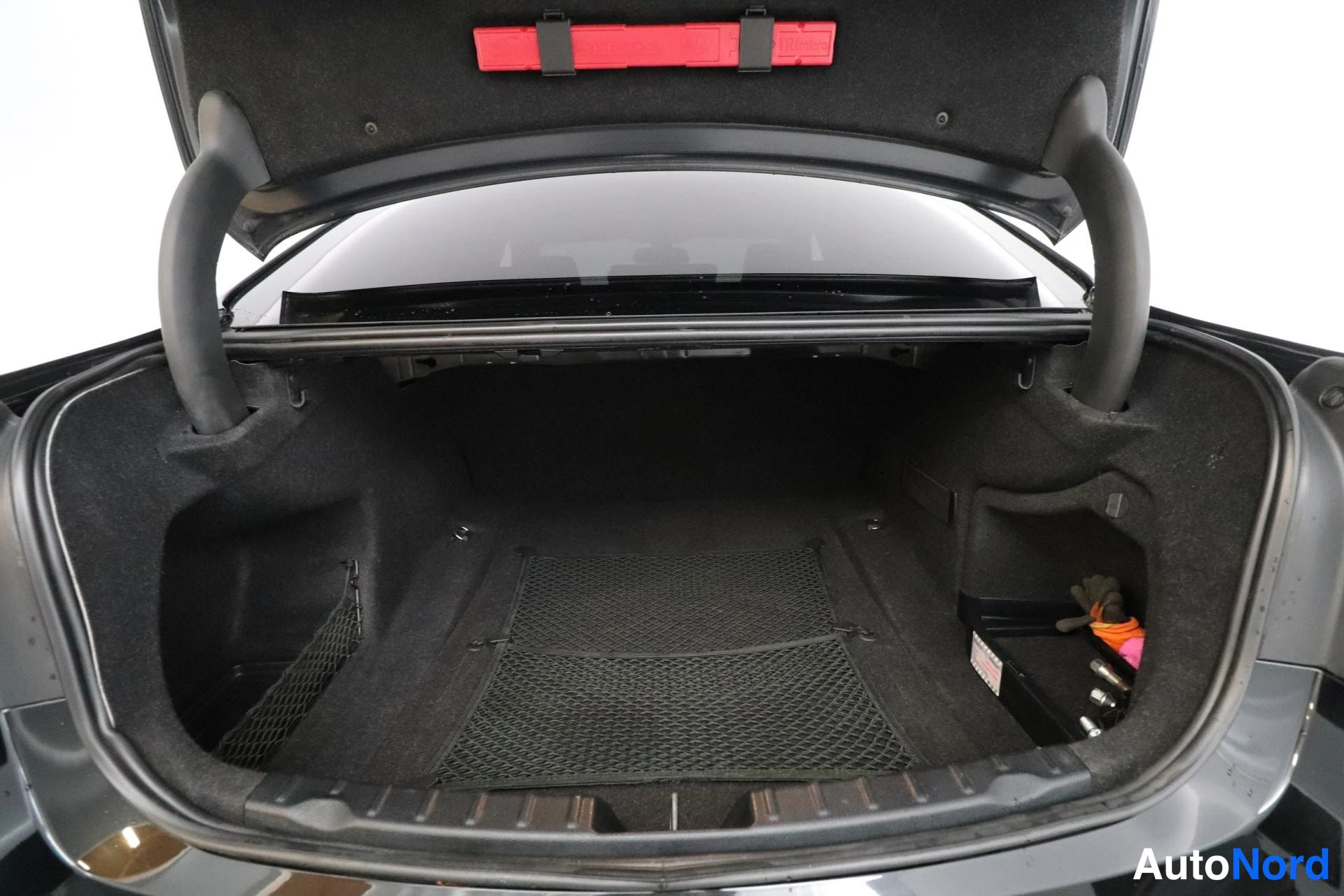 Musta BMW 335i 2013, tavaratila, kuva 13