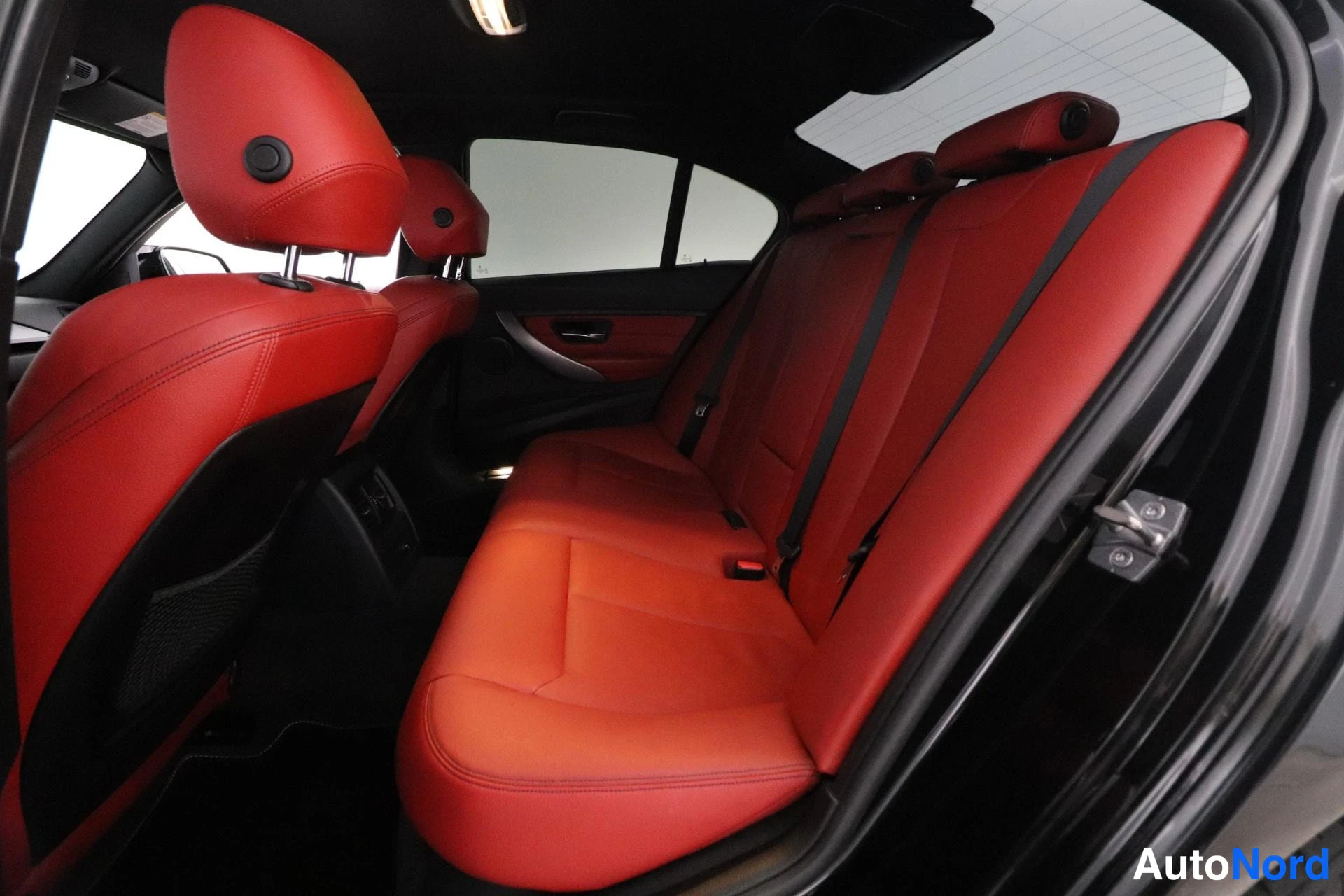 Musta BMW 335i 2013, takaistuimet, kuva 12