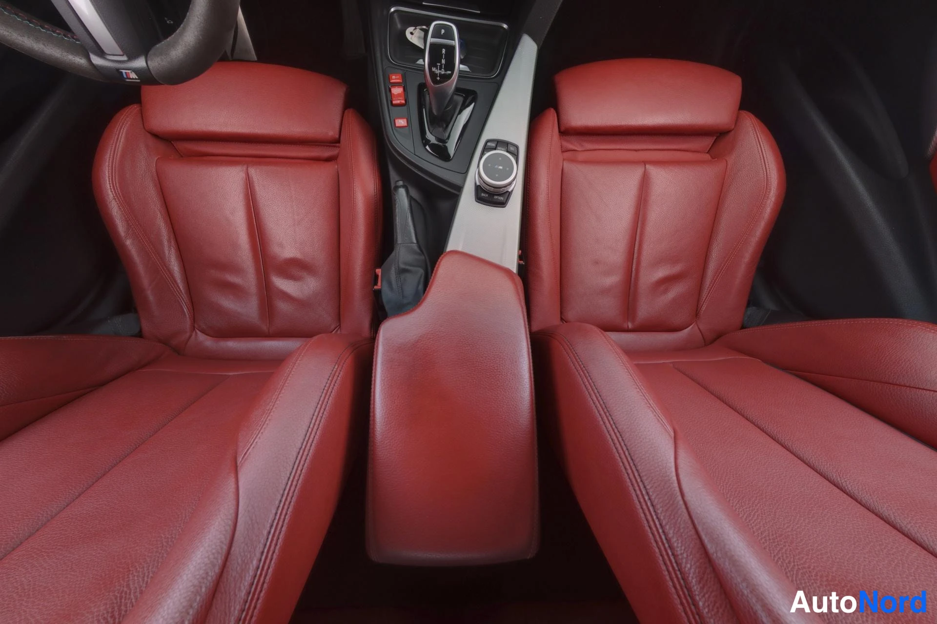Musta BMW 335i 2013, etuistuimet, kuva 11