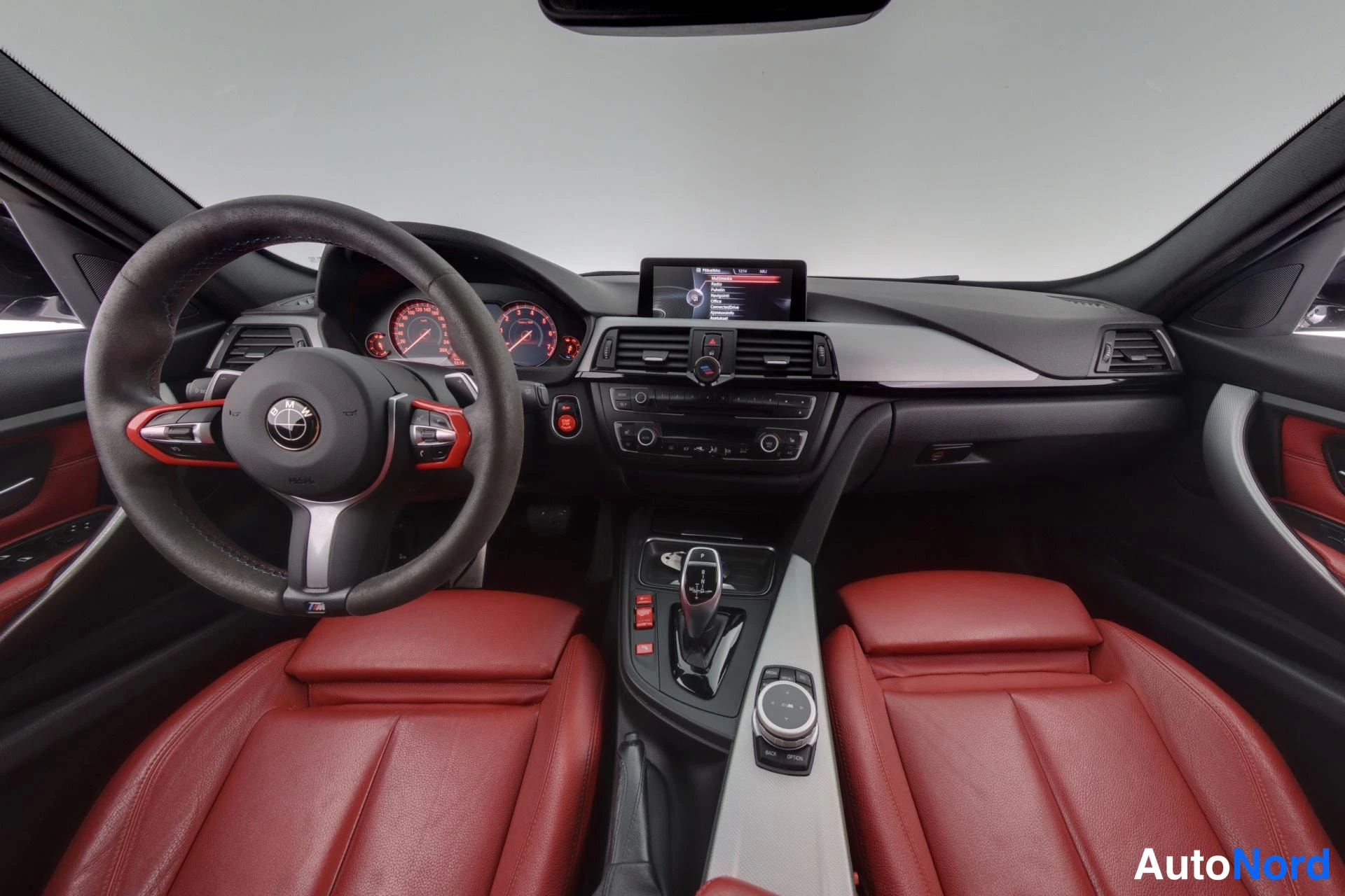 Musta BMW 335i 2013, ohjaamo, kuva 8