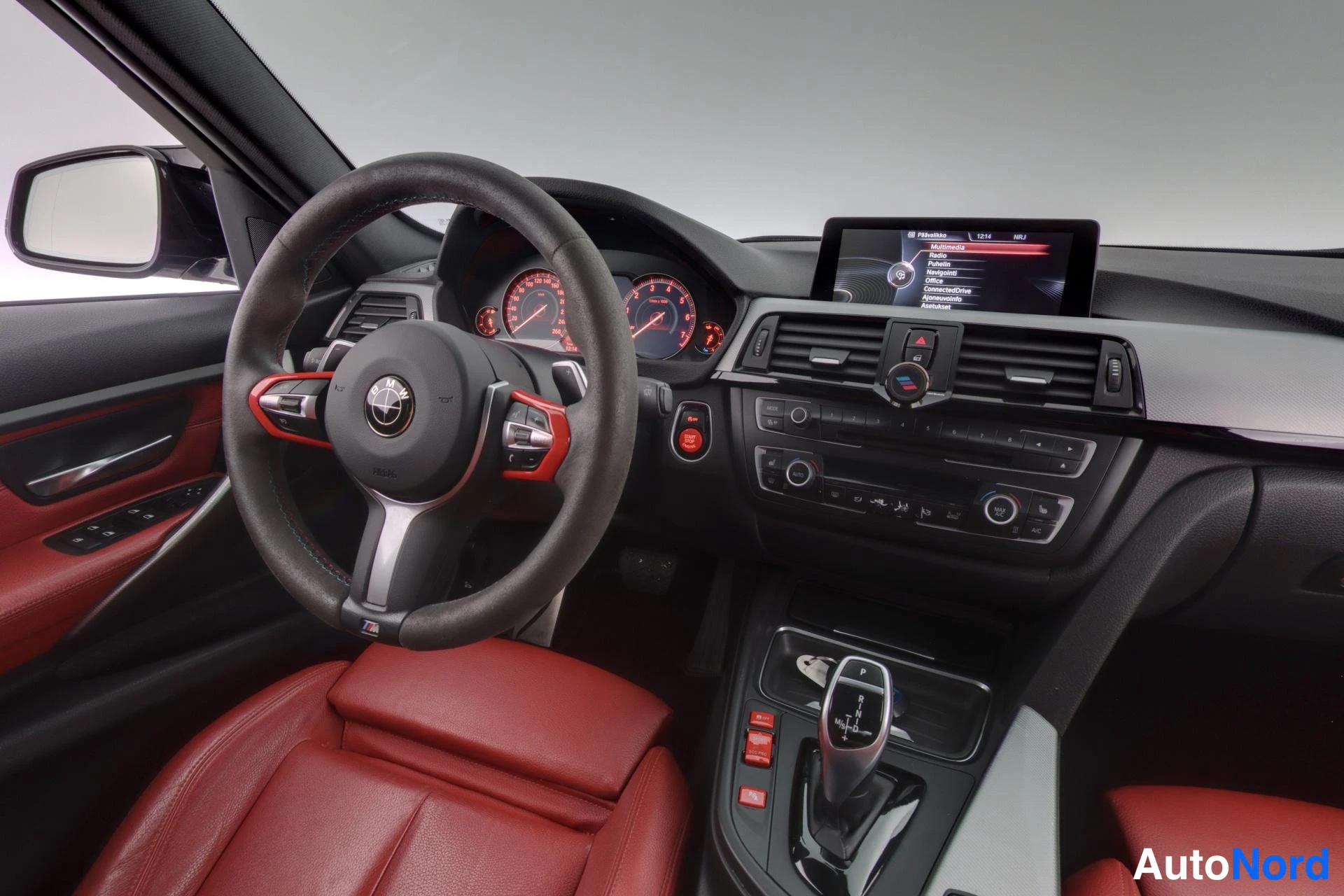 Musta BMW 335i 2013, ohjaamo, kuva 9