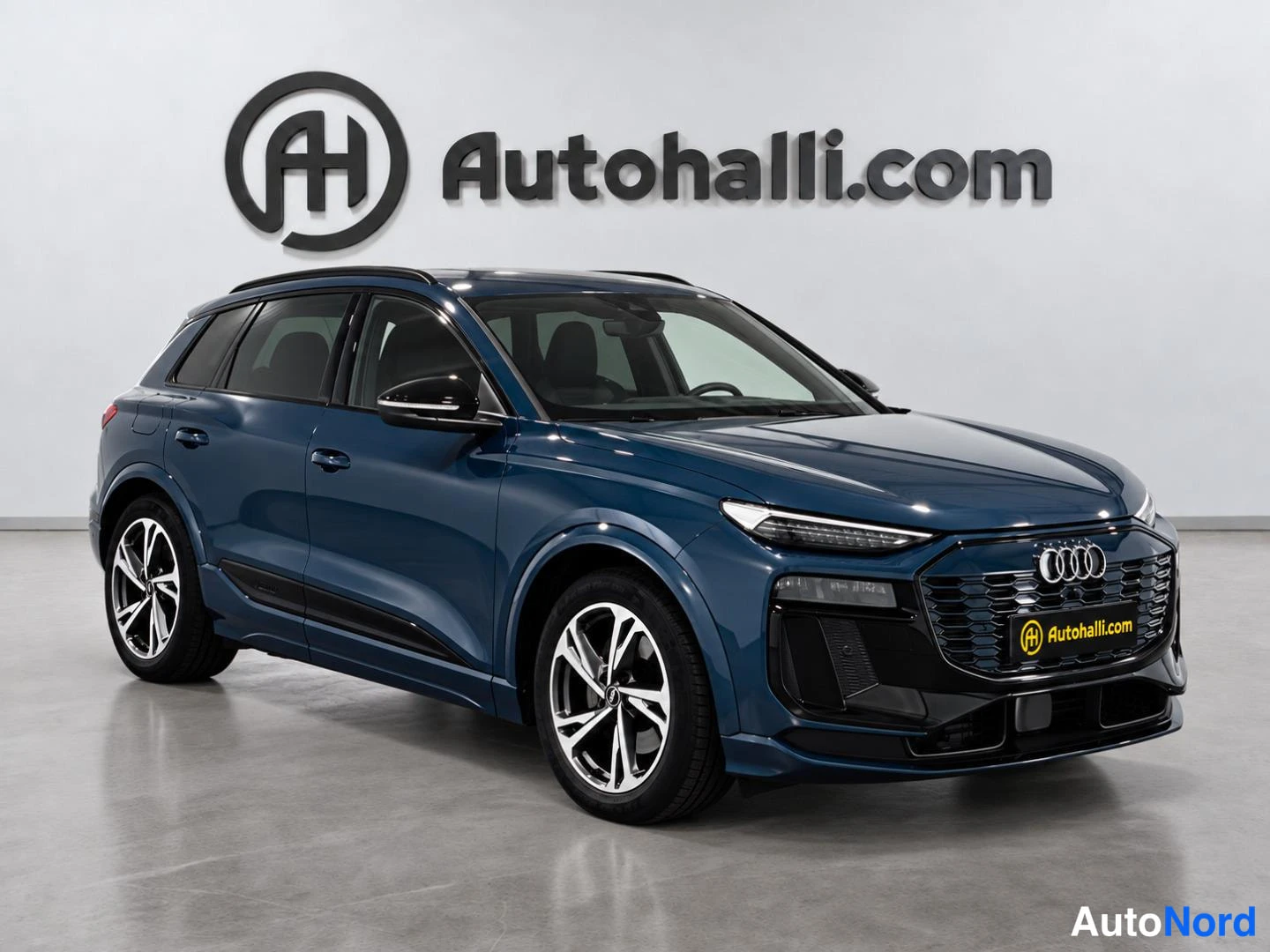 Sininen Audi Q6 e-tron 2025, etuviisto, keula oikealle, kuva 3