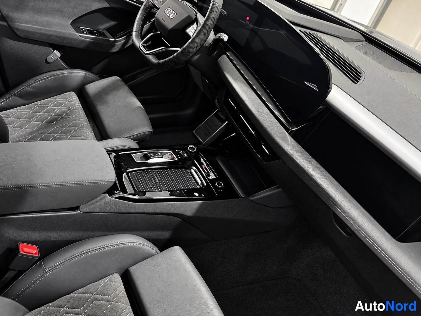 Sininen Audi Q6 e-tron 2025, ohjaamo, kuva 9