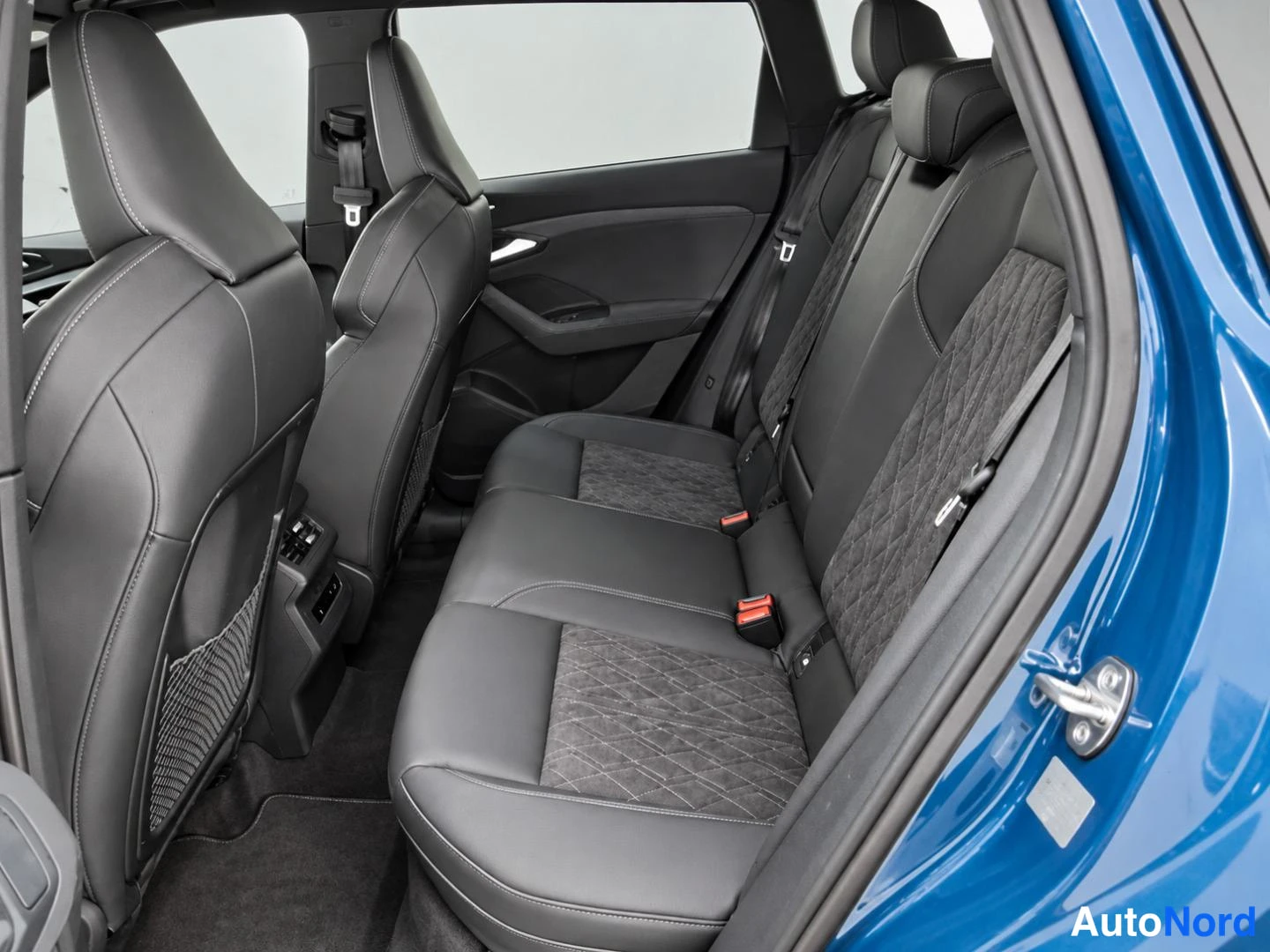 Sininen Audi Q6 e-tron 2025, takaistuimet, kuva 12