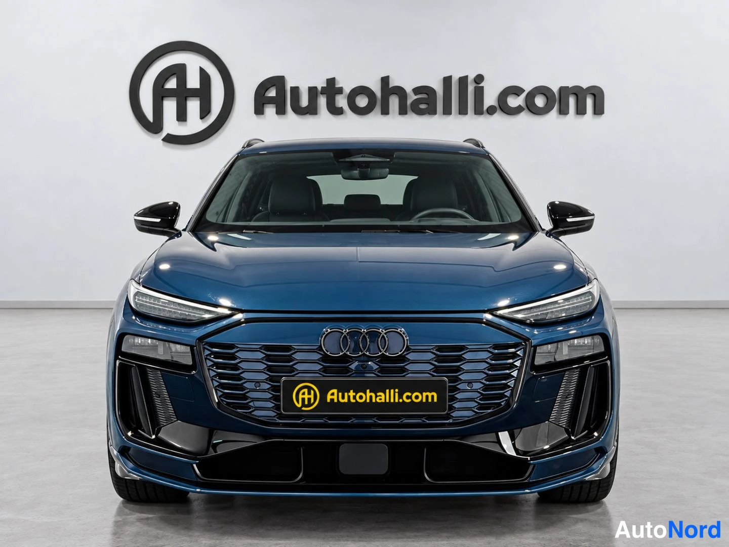 Sininen Audi Q6 e-tron 2025, edestä, kuva 4