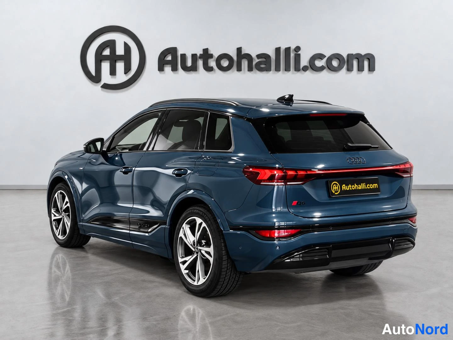 Sininen Audi Q6 e-tron 2025, takaviisto, kuva 5