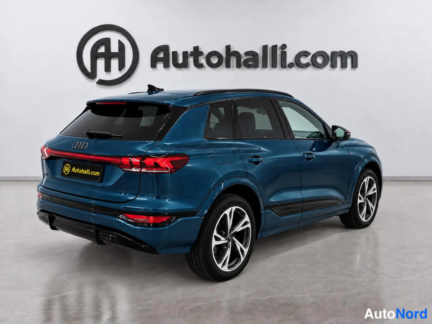 Sininen Audi Q6 e-tron 2025, takaviisto, kuva 6
