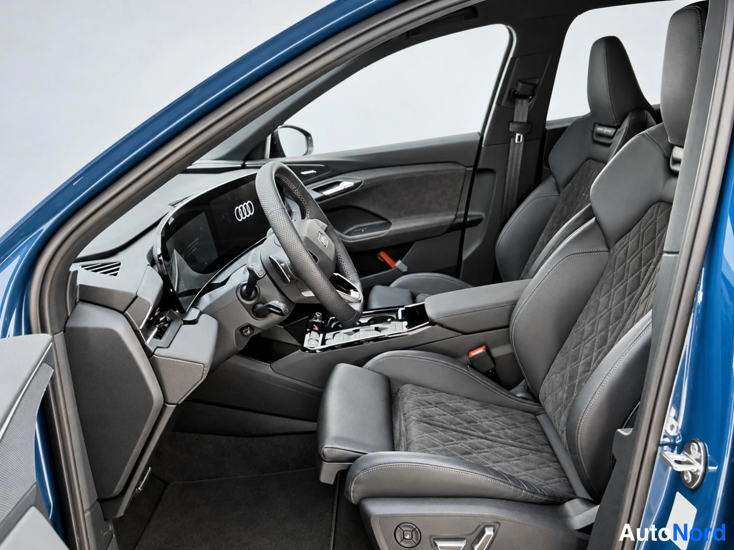 Sininen Audi Q6 e-tron 2025, etuistuimet, kuva 10
