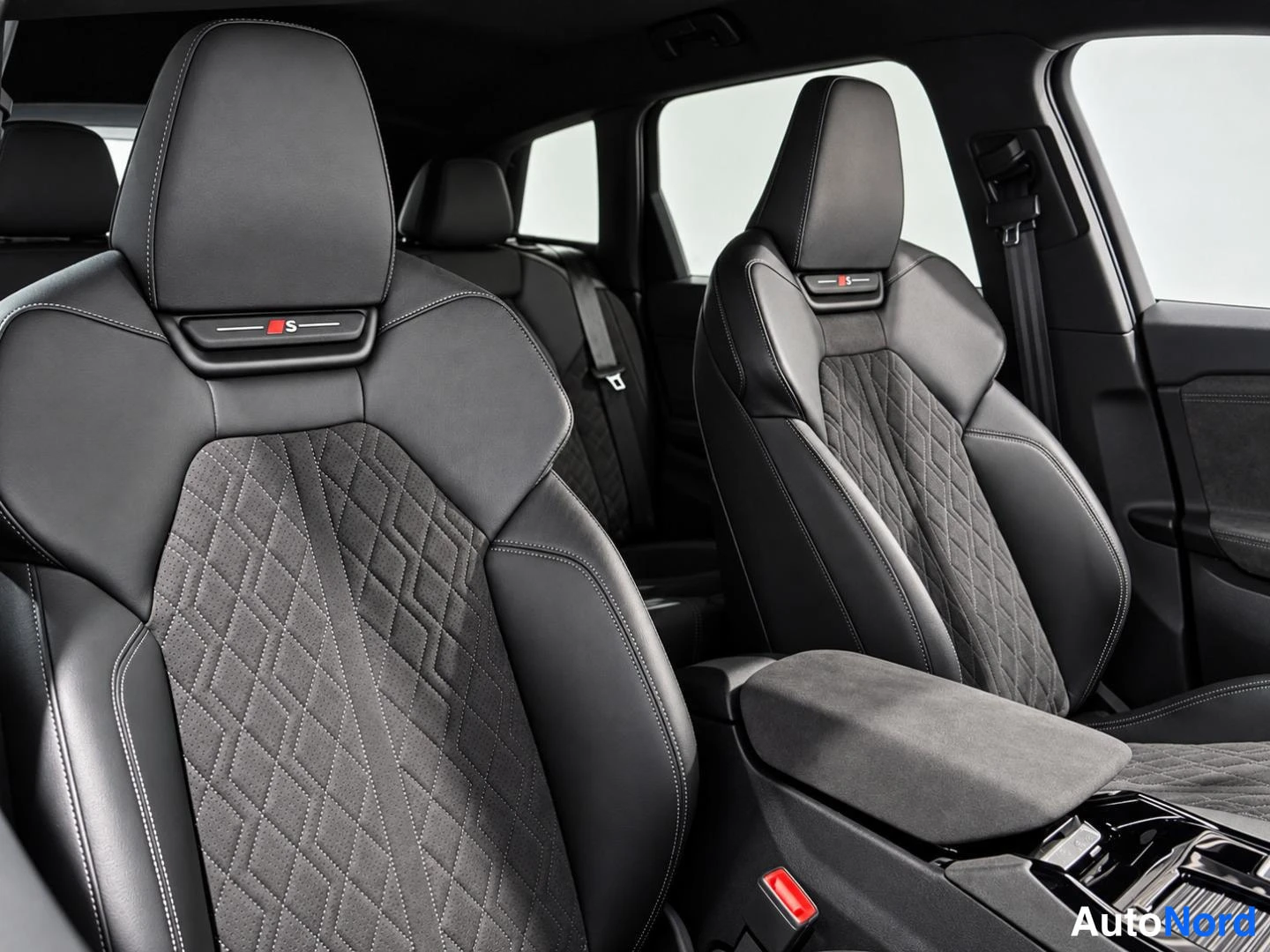 Sininen Audi Q6 e-tron 2025, etuistuimet, kuva 11