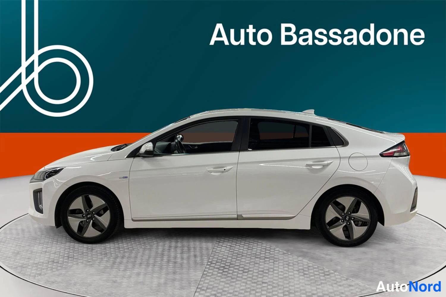 Valkoinen Hyundai Ioniq 2020, sivulta, kuva 5