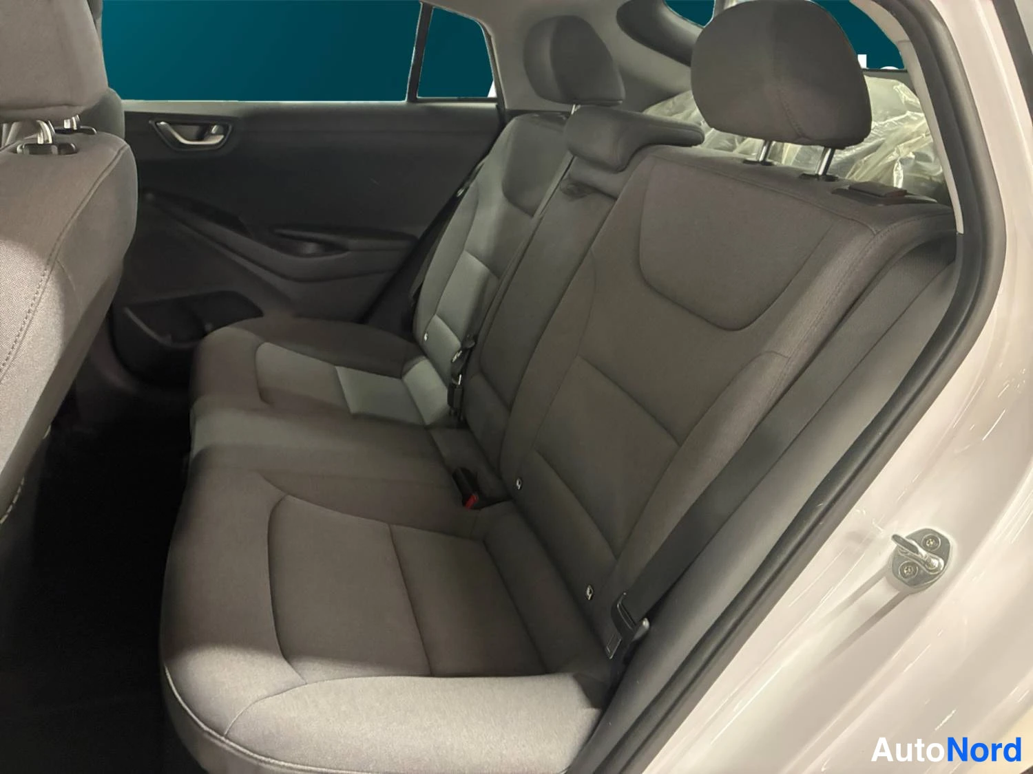 Valkoinen Hyundai Ioniq 2020, takaistuimet, kuva 13