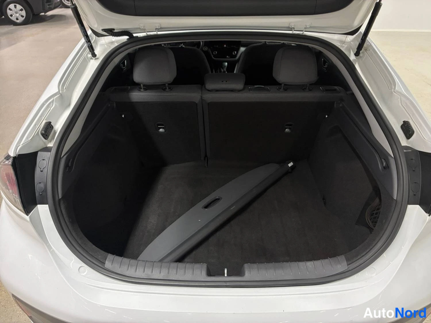Valkoinen Hyundai Ioniq 2020, tavaratila, kuva 14