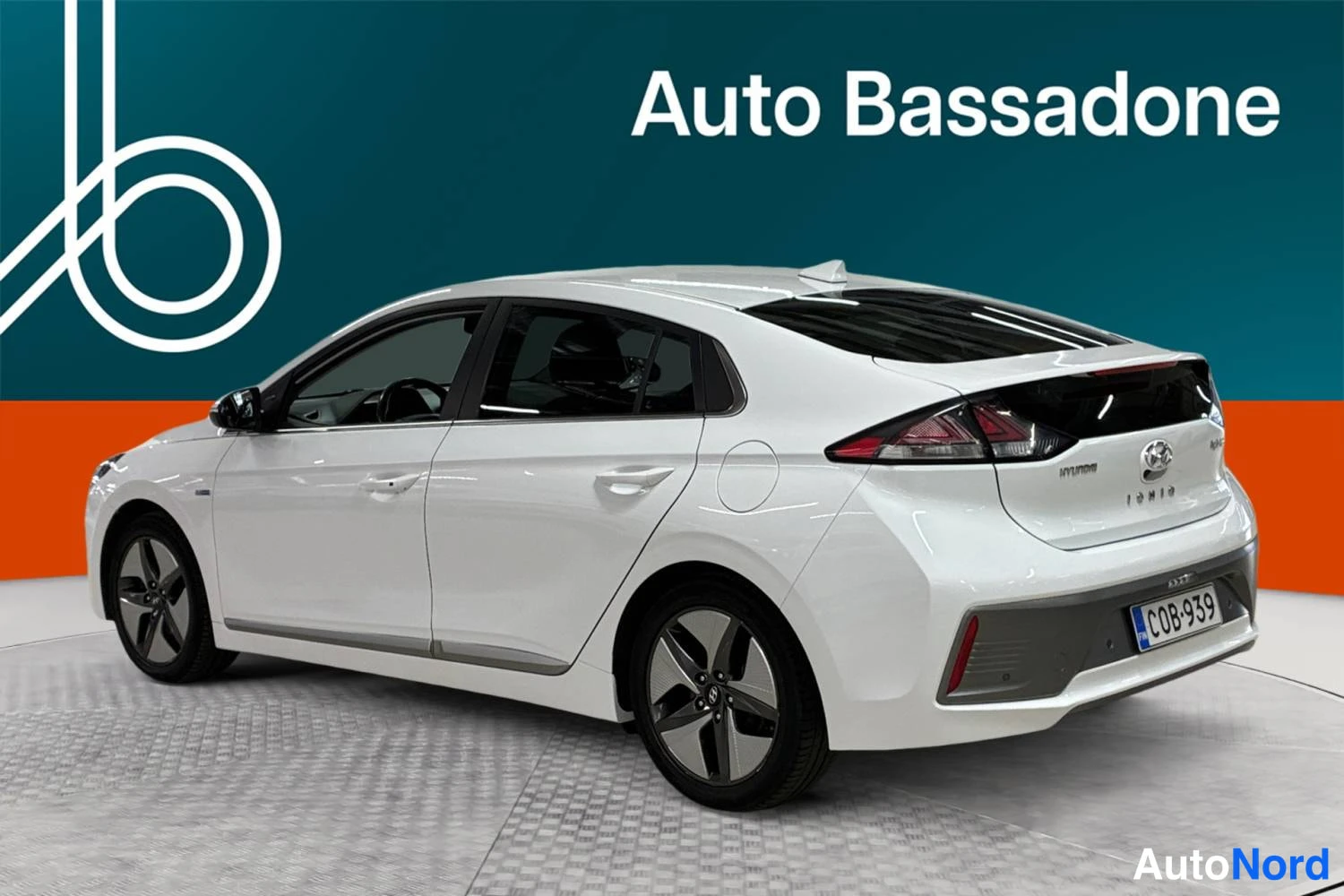 Valkoinen Hyundai Ioniq 2020, takaviisto, kuva 7