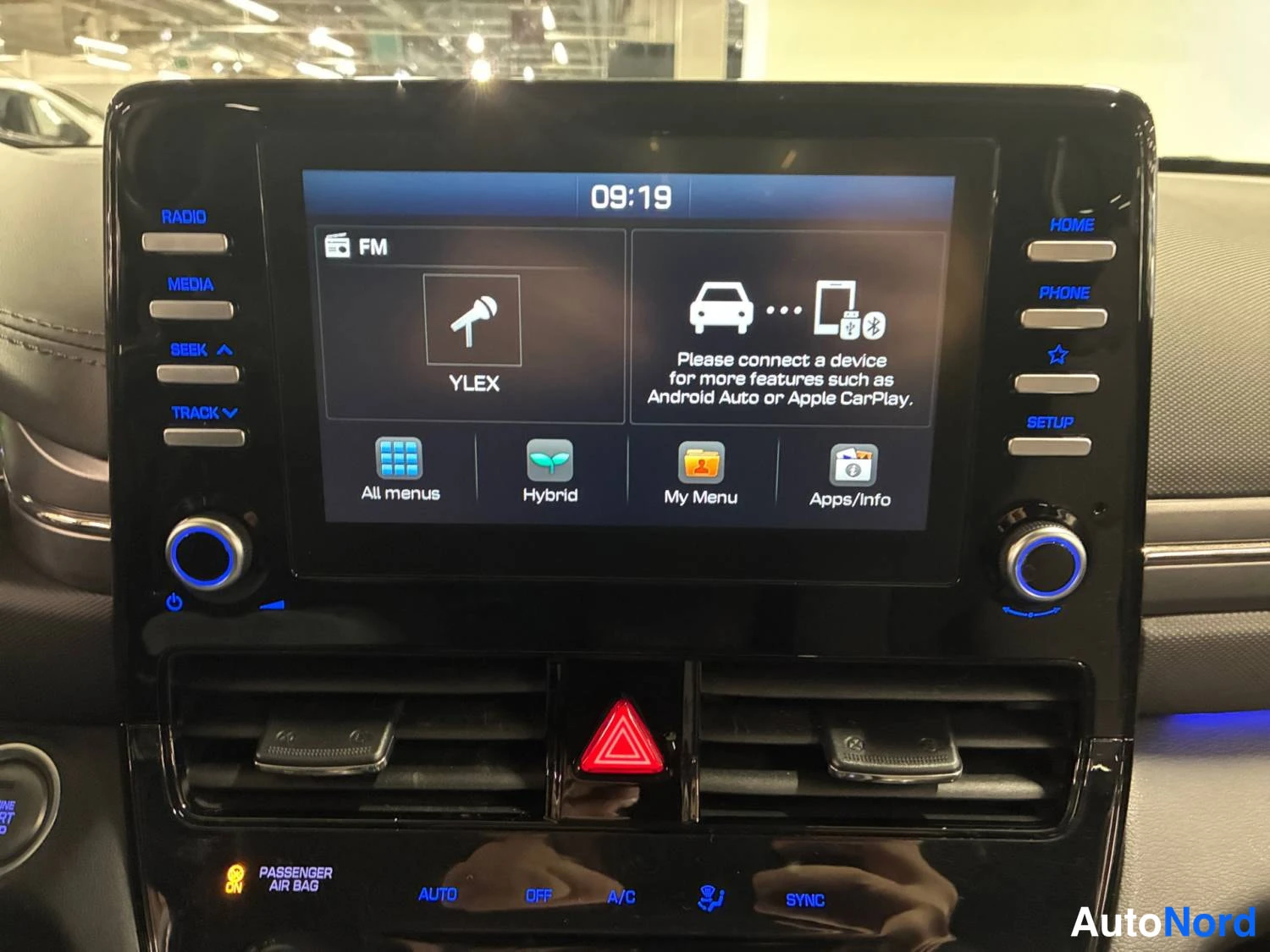 Valkoinen Hyundai Ioniq 2020, yksityiskohta, kuva 21