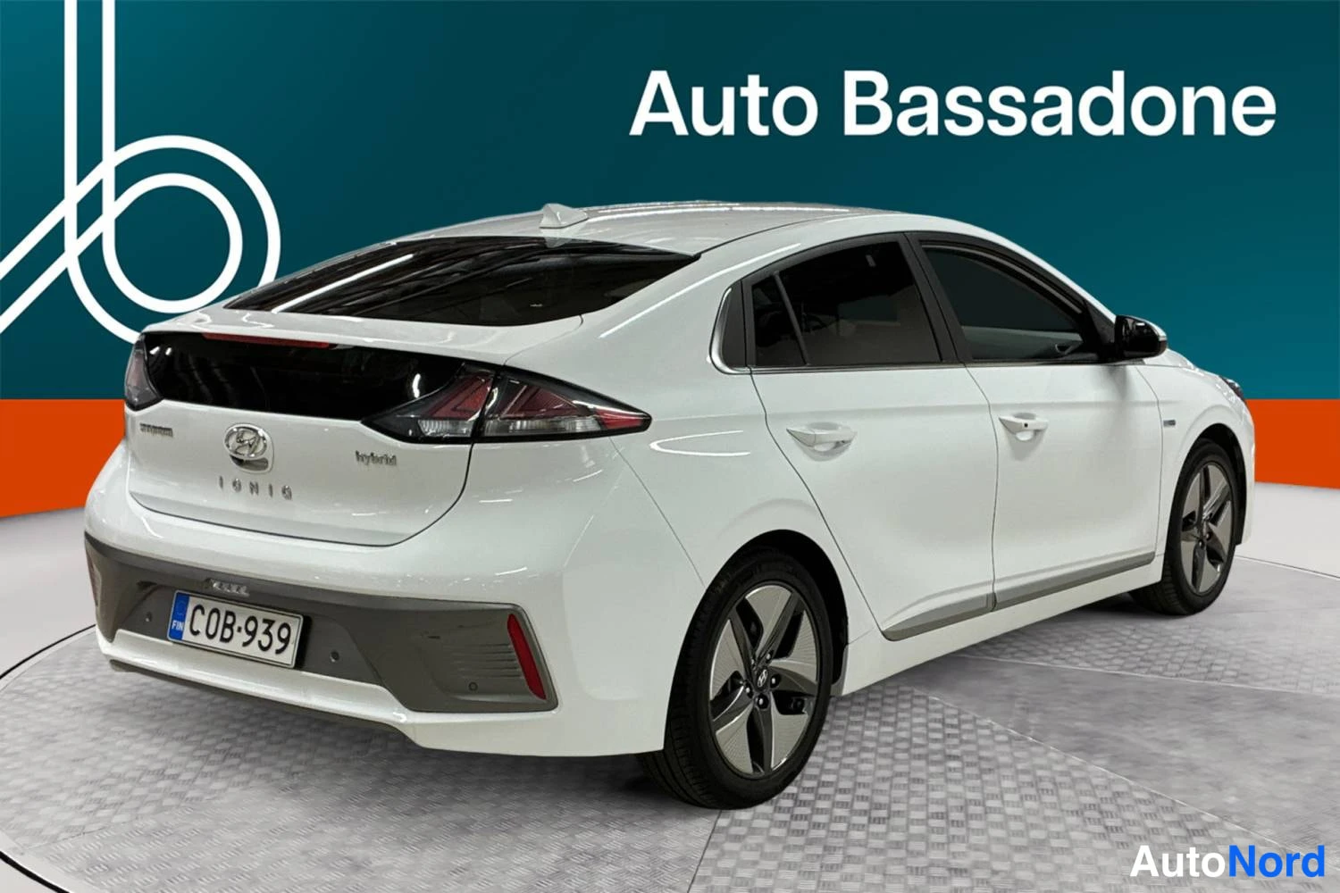 Valkoinen Hyundai Ioniq 2020, takaviisto, kuva 6