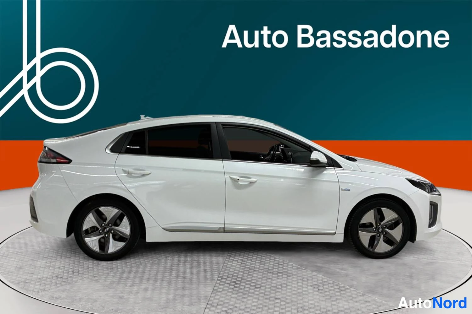 Valkoinen Hyundai Ioniq 2020, sivulta, kuva 4