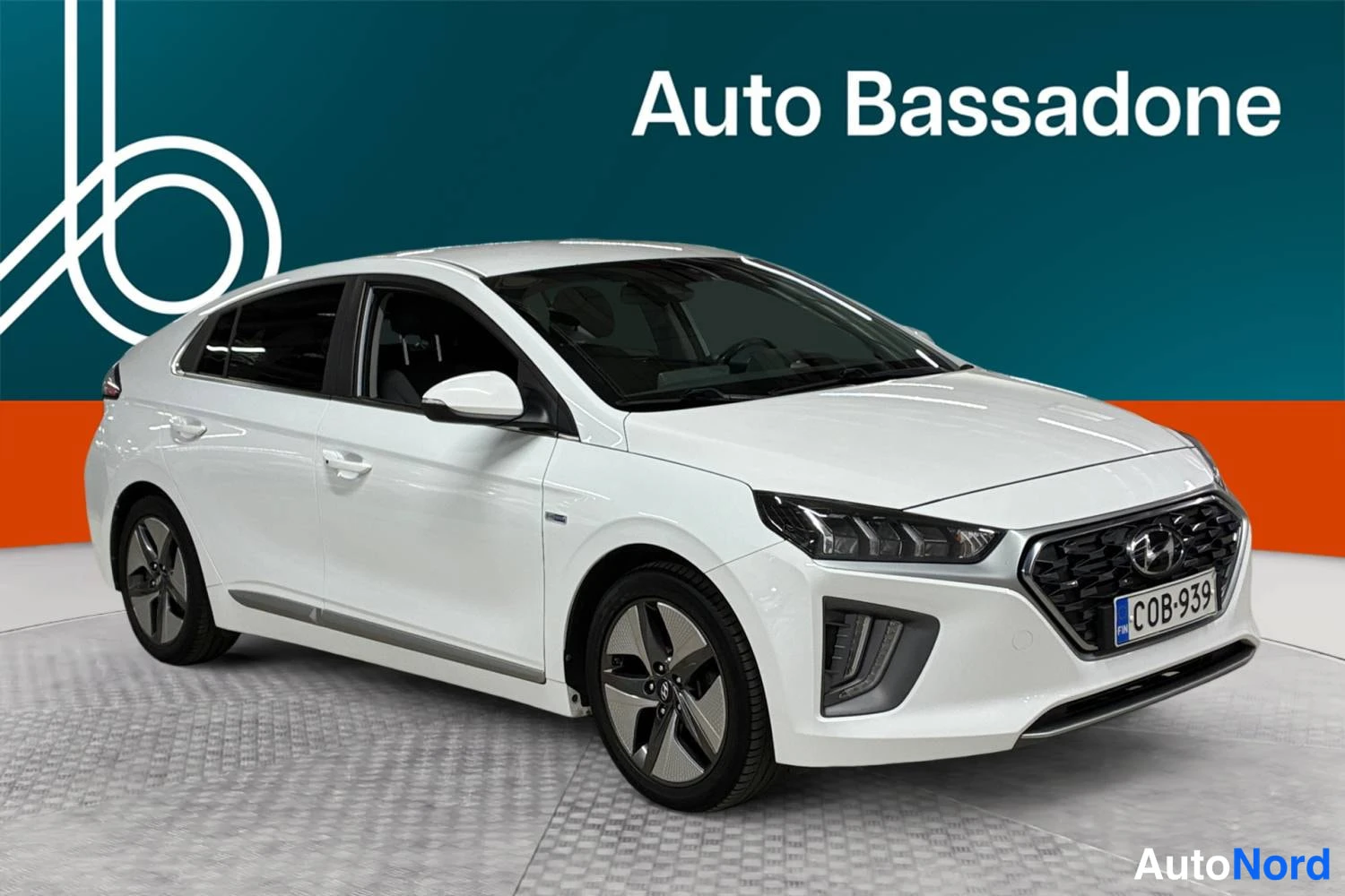 Valkoinen Hyundai Ioniq 2020, etuviisto, keula oikealle, kuva 2