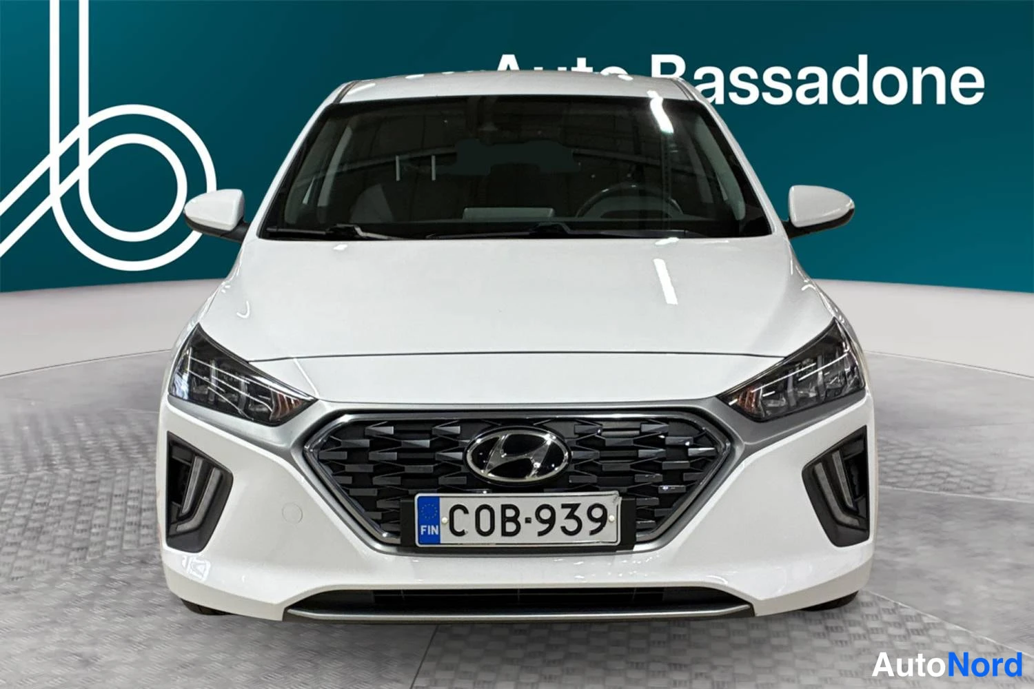 Valkoinen Hyundai Ioniq 2020, edestä, kuva 3