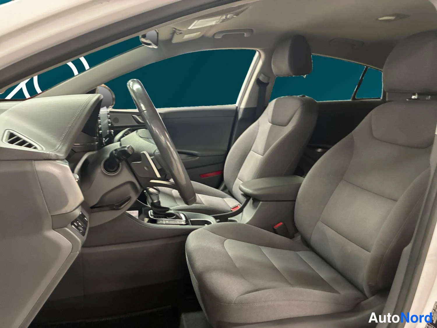 Valkoinen Hyundai Ioniq 2020, ohjaamo, kuva 9