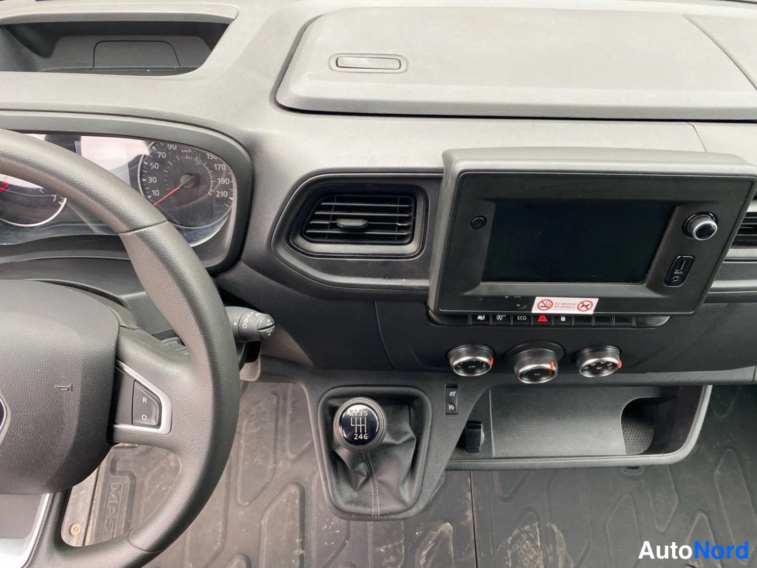 Valkoinen Renault Master 2023, ohjaamo, kuva 12