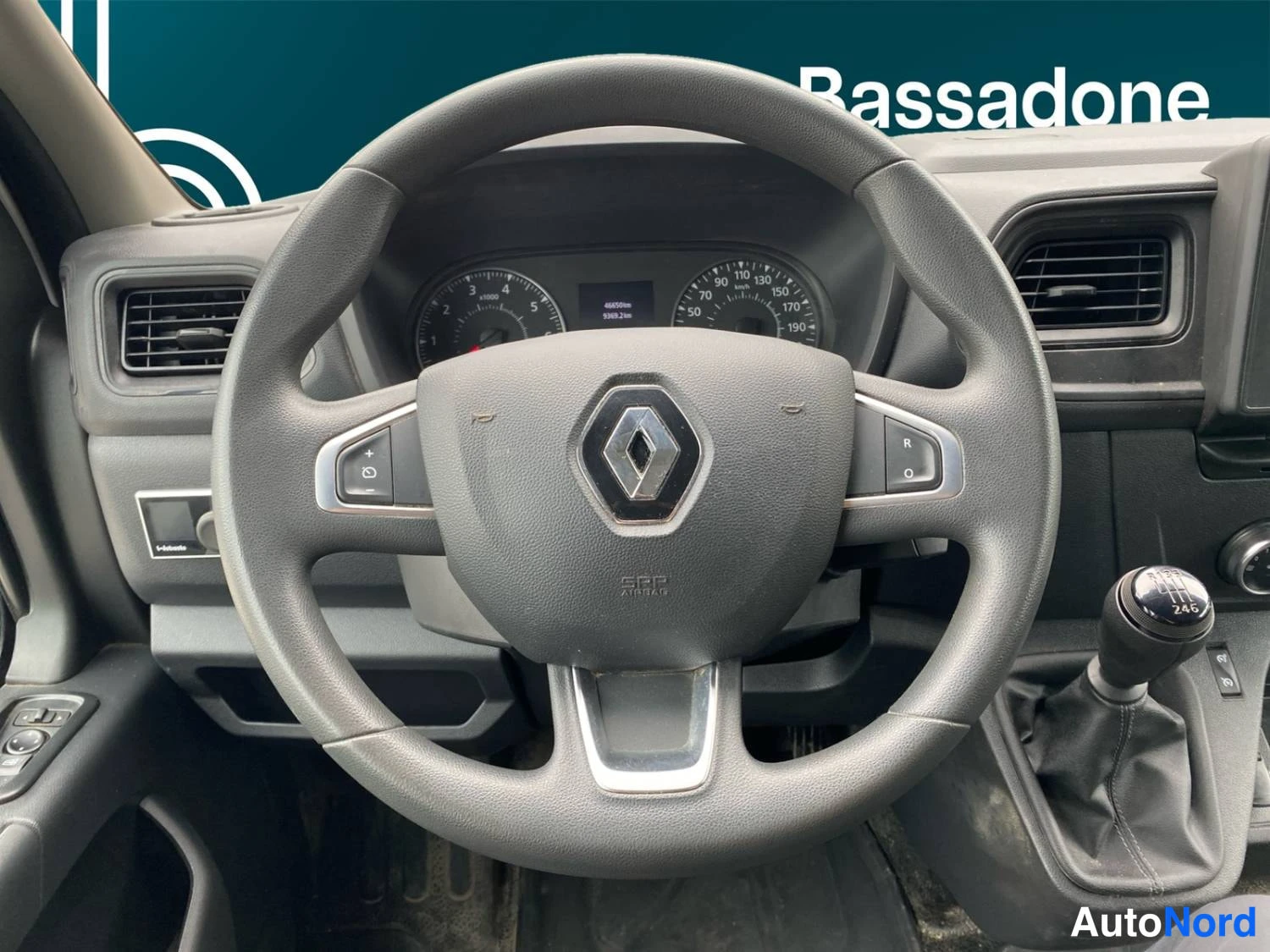 Valkoinen Renault Master 2023, ohjaamo, kuva 14